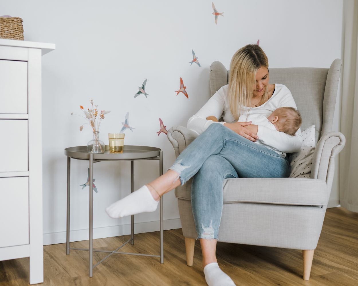 Stillende Mutter im IKEA Stillsessel Stillende Mutter im IKEA Stillsessel