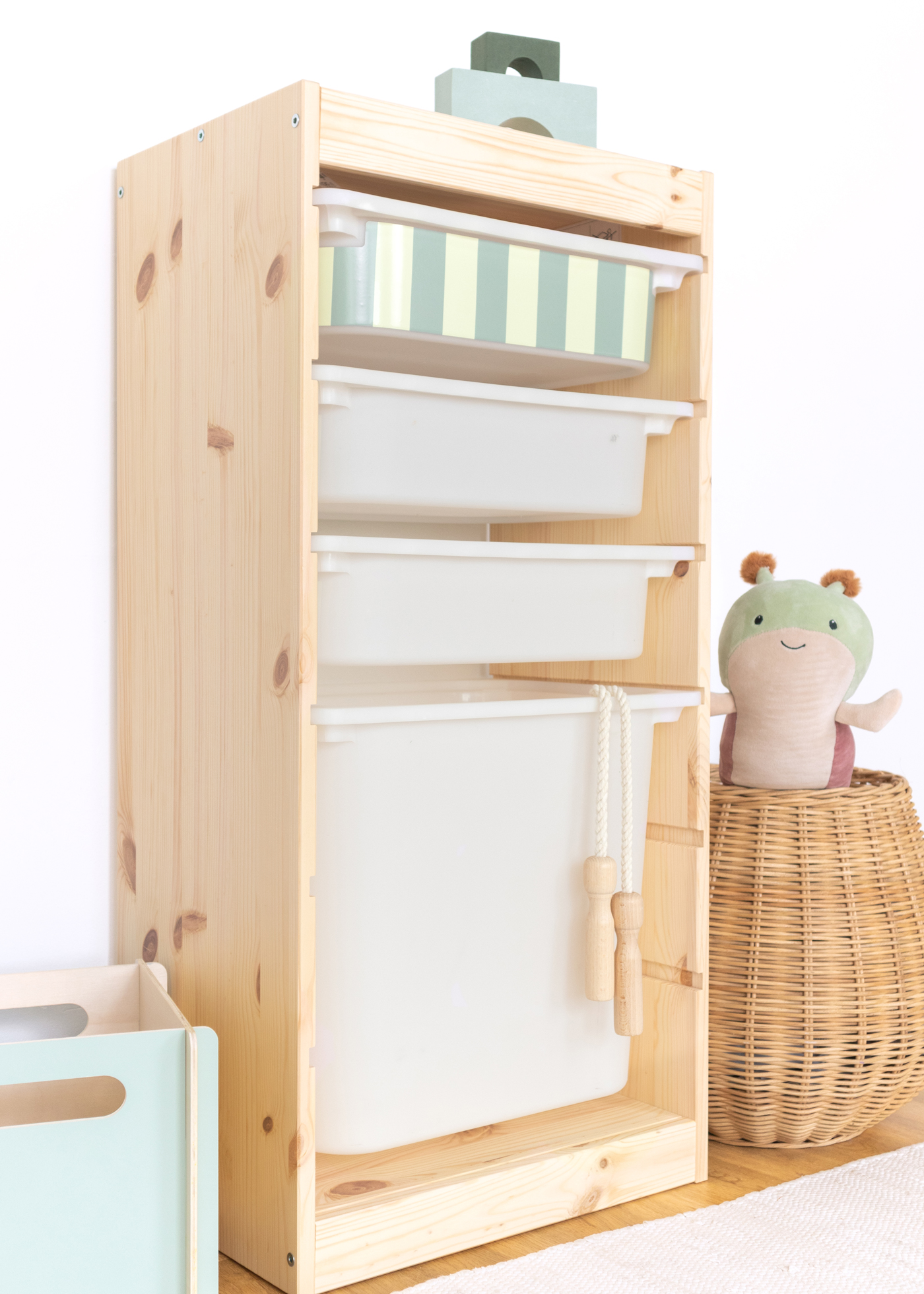 Grünes Streifenmuster auf Aufbewahrungsbox im IKEA TROFAST Regal Kinderfreundliche Box im IKEA TROFAST Regal, bedruckt mit einem frischen grünen Streifenmuster.