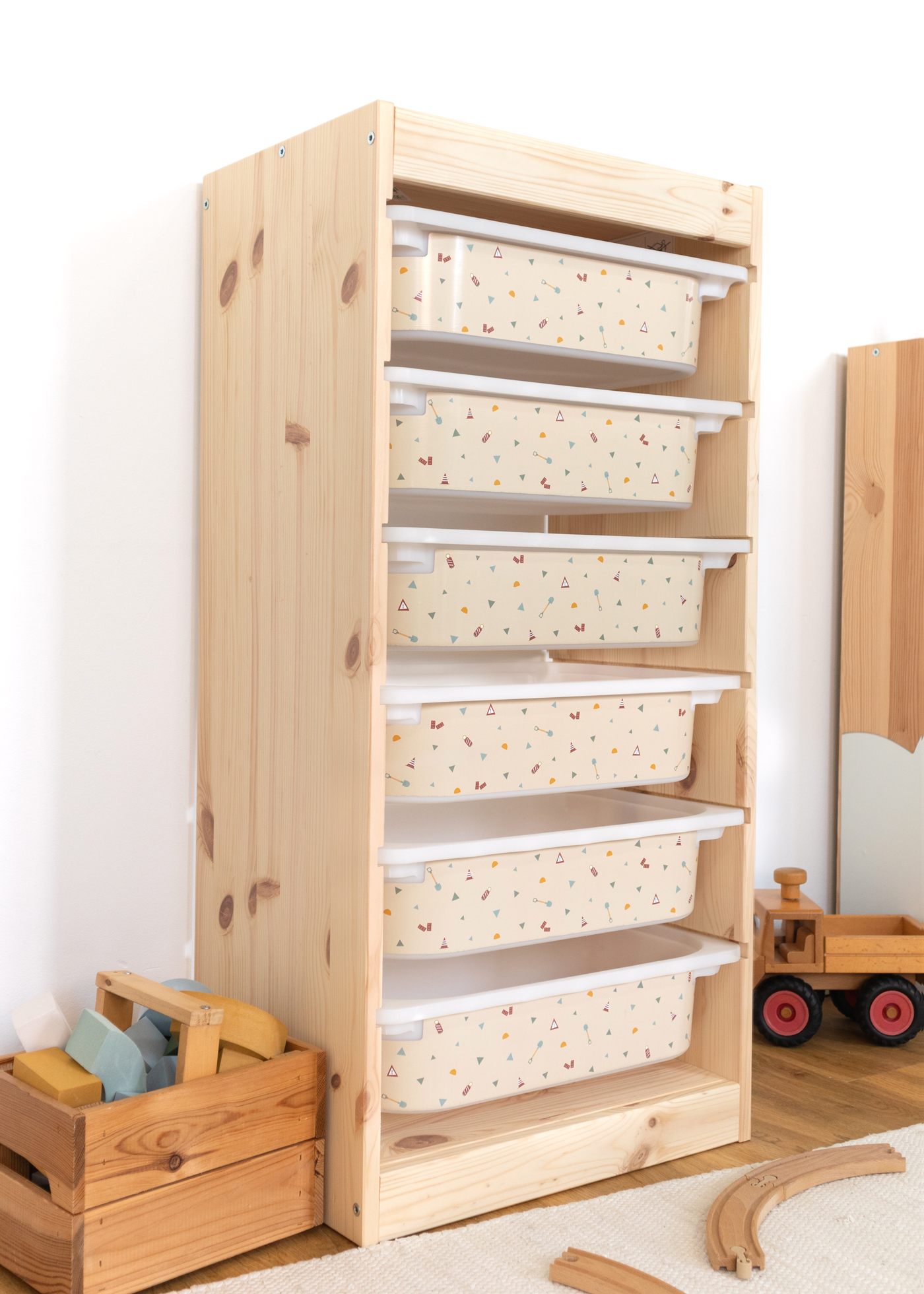 Kinderfreundliche Box mit kombiniertem Muster aus Bagger, Kran und Kipplader im IKEA TROFAST Regal.