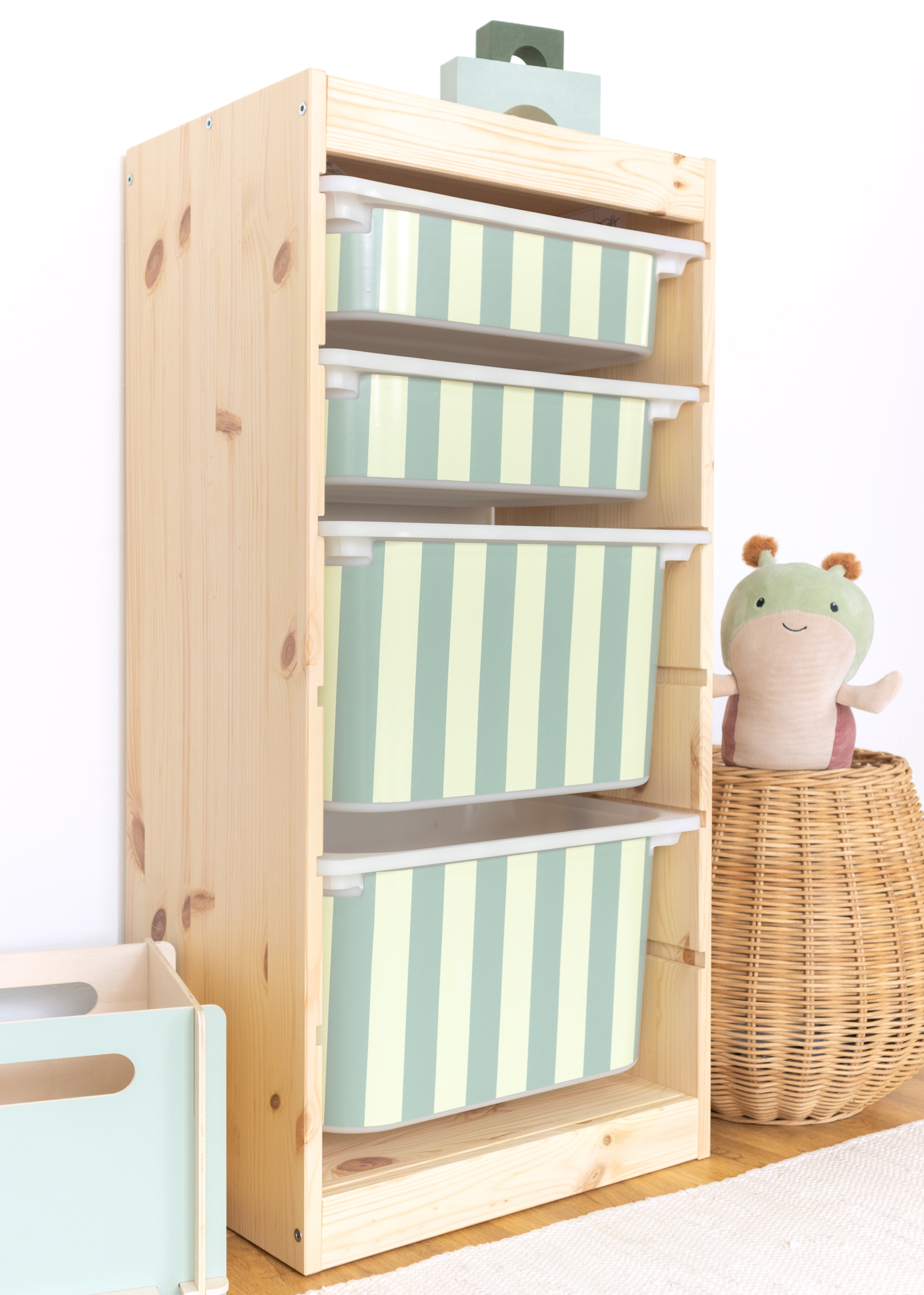 IKEA TROFAST Regal mit Aufbewahrungsbox im grünen Streifenmuster Praktische Aufbewahrungsbox im IKEA TROFAST Regal, verziert mit einem stilvollen grünen Streifenmuster.