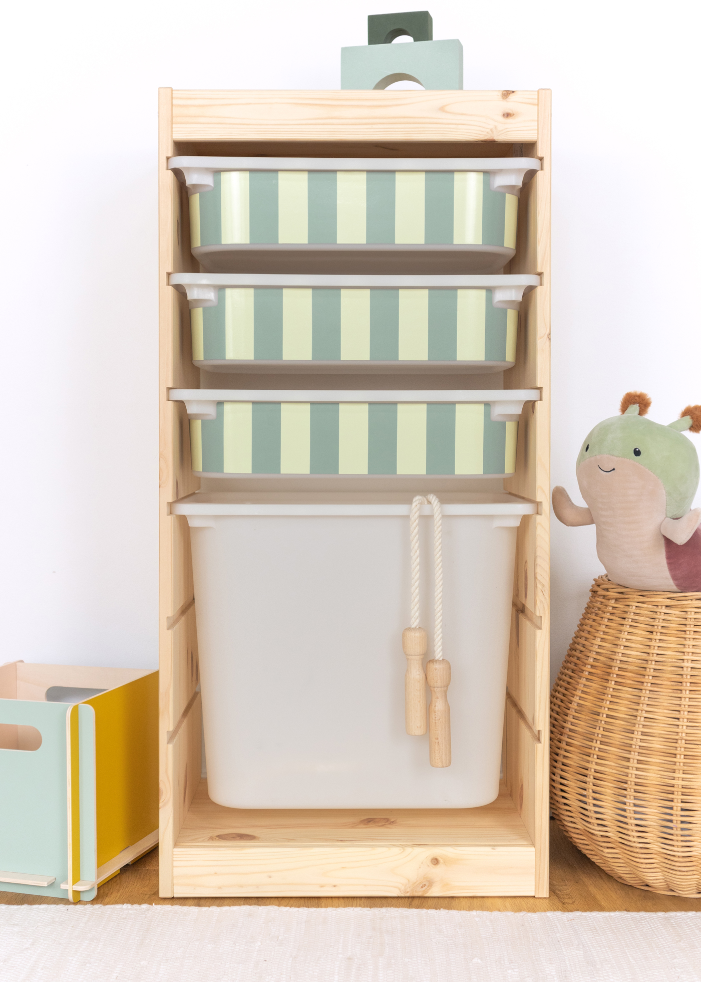 Aufbewahrungsbox im IKEA TROFAST Regal, bedruckt mit einem frischen grünen Streifenmuster.