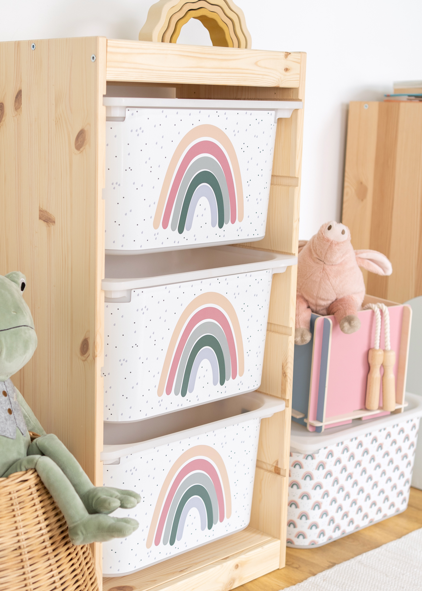 Aufbewahrungsbox im TROFAST Regalsystem von IKEA, dekoriert mit einem fröhlichen Regenbogen.