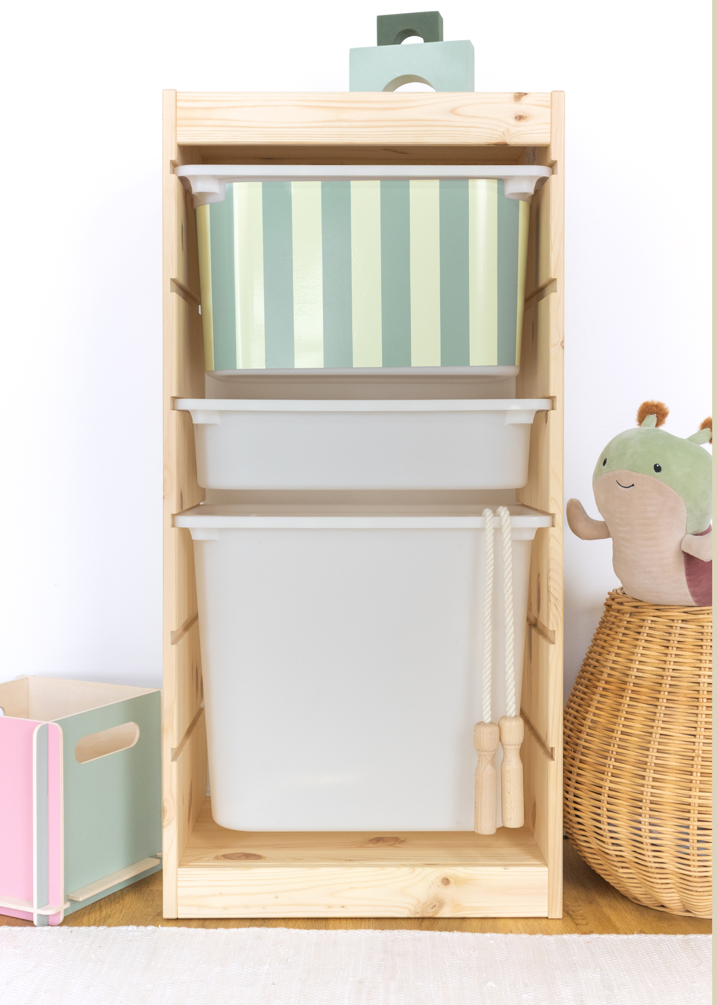 IKEA TROFAST Regal mit Aufbewahrungsbox im grünen Streifenmuster Aufbewahrungsbox im TROFAST Regal, dekoriert mit einem modernen grünen Streifenmuster.