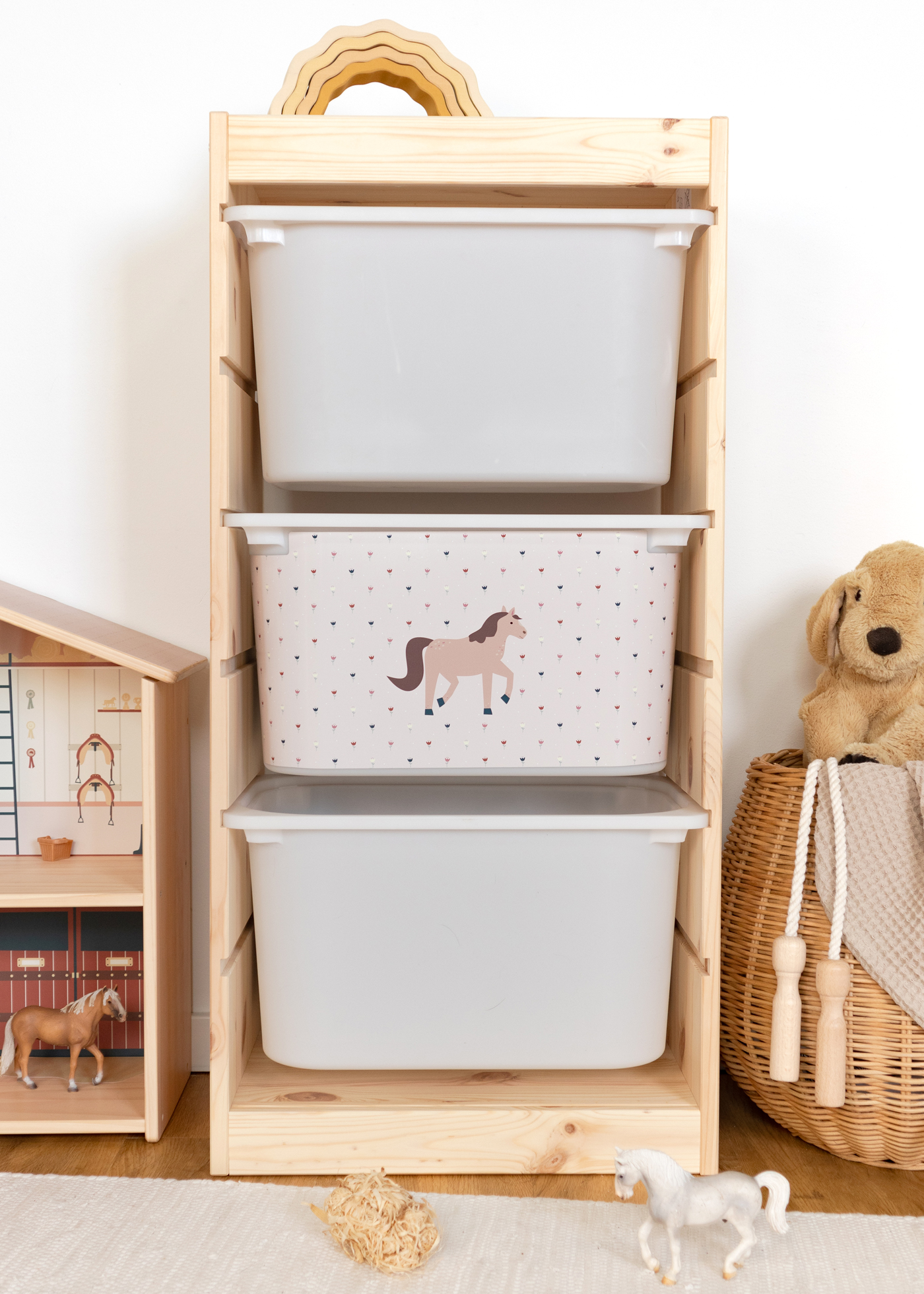Aufbewahrungsbox im TROFAST Regalsystem von IKEA, dekoriert mit einem verspielten Pferd.