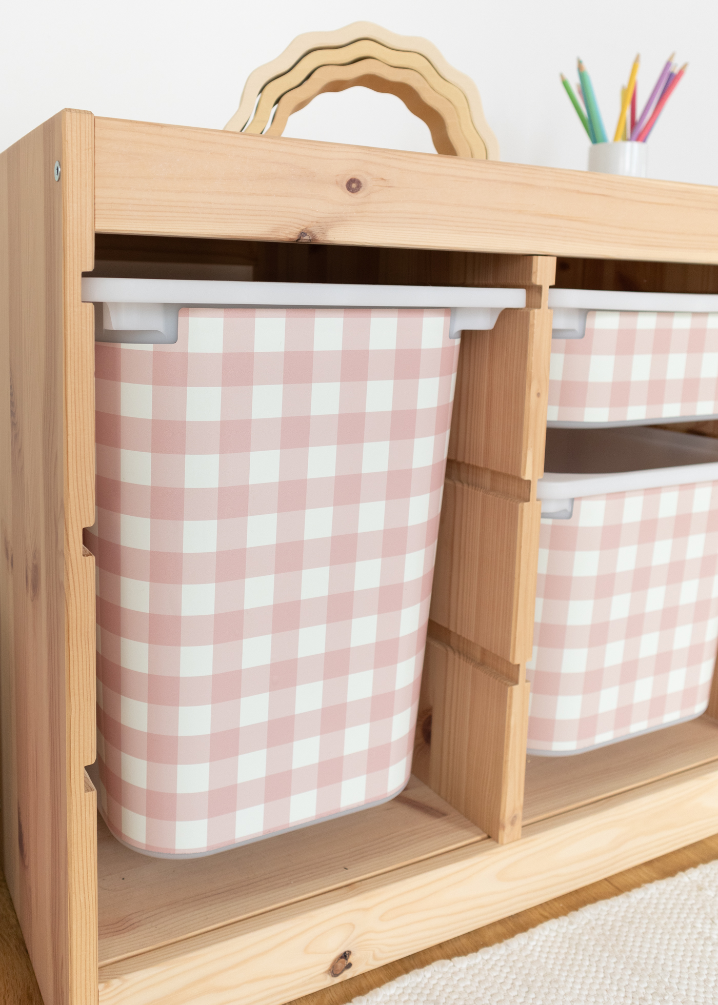 Strahlendes Karomuster für IKEA TROFAST Boxen Strahlendes Karomuster für IKEA TROFAST Boxen anbringen