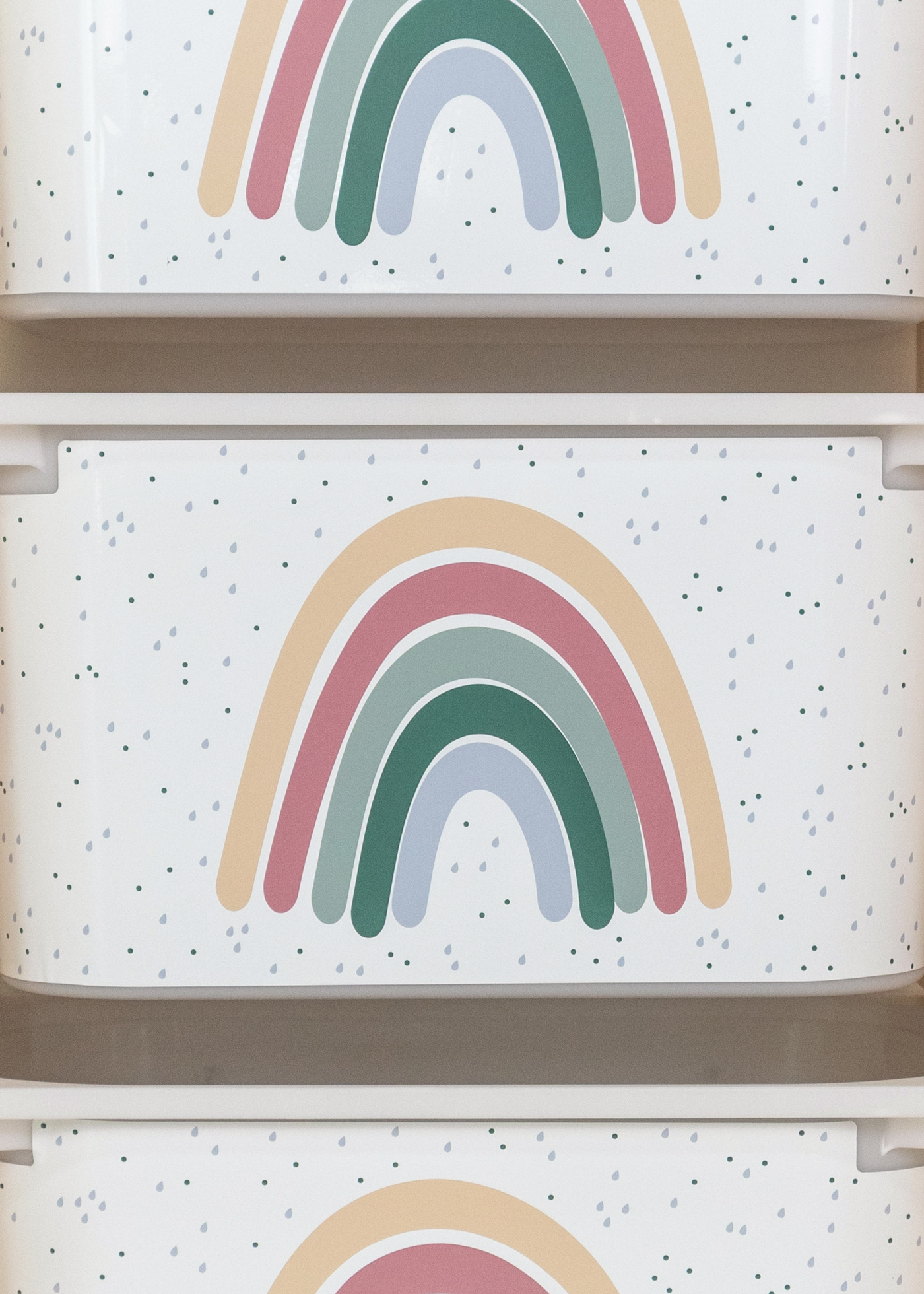 Aufbewahrungsbox im IKEA TROFAST Regalsystem, verziert mit einem großen bunten Regenbogen.