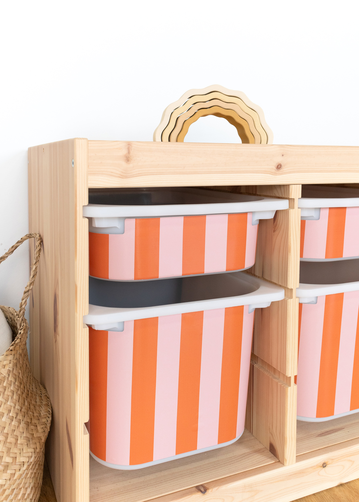 Sommerliche Streifenmuster für das IKEA TROFAST Regal Rote Klebefolie mit Streifenmuster für IKEA TROFAST Boxen