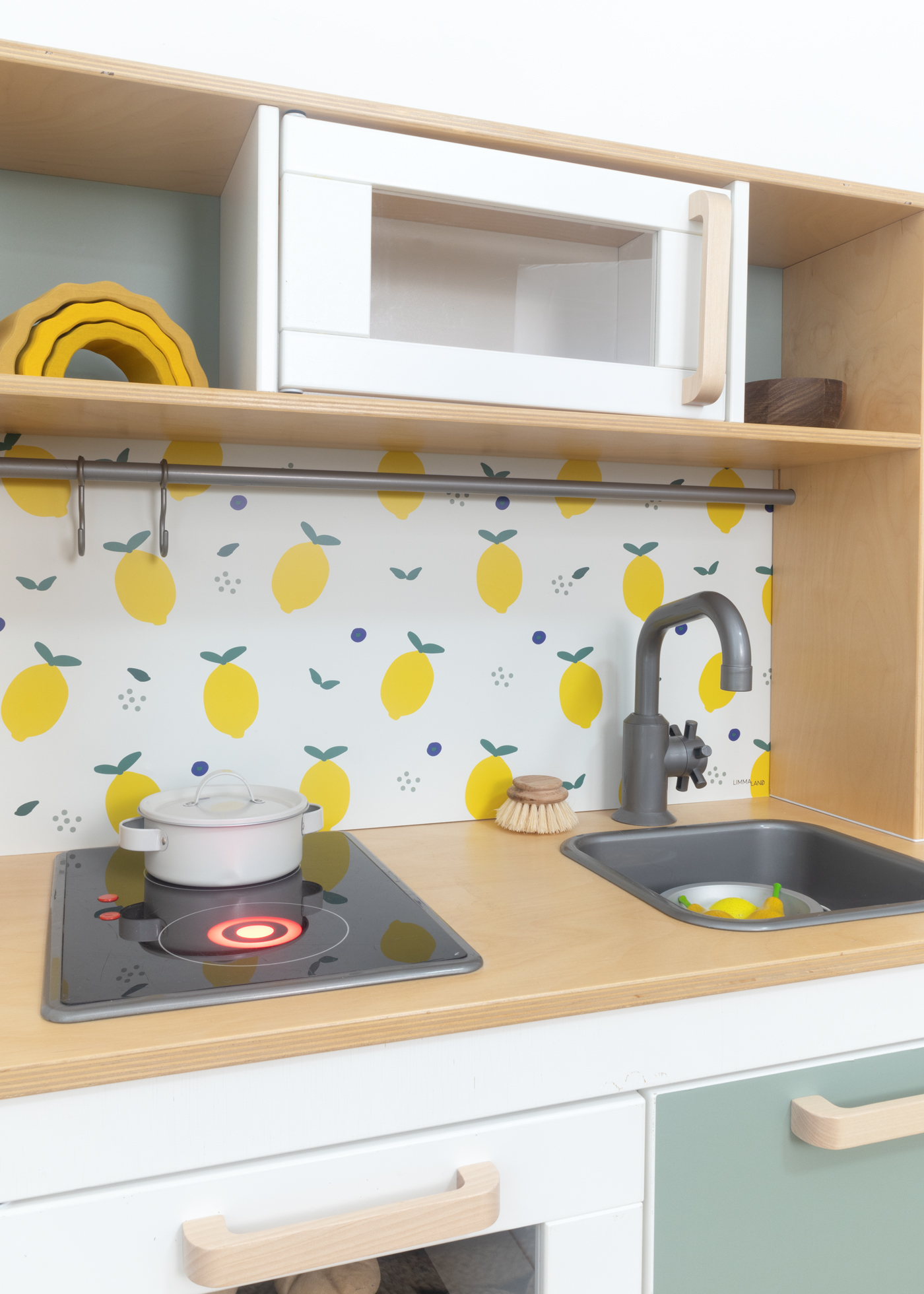 Klebefolie mit Zitronen, selbstklebend. Selbstklebende Klebefolie mit strahlenden Zitronenmotiven, ideal für IKEA KURA.