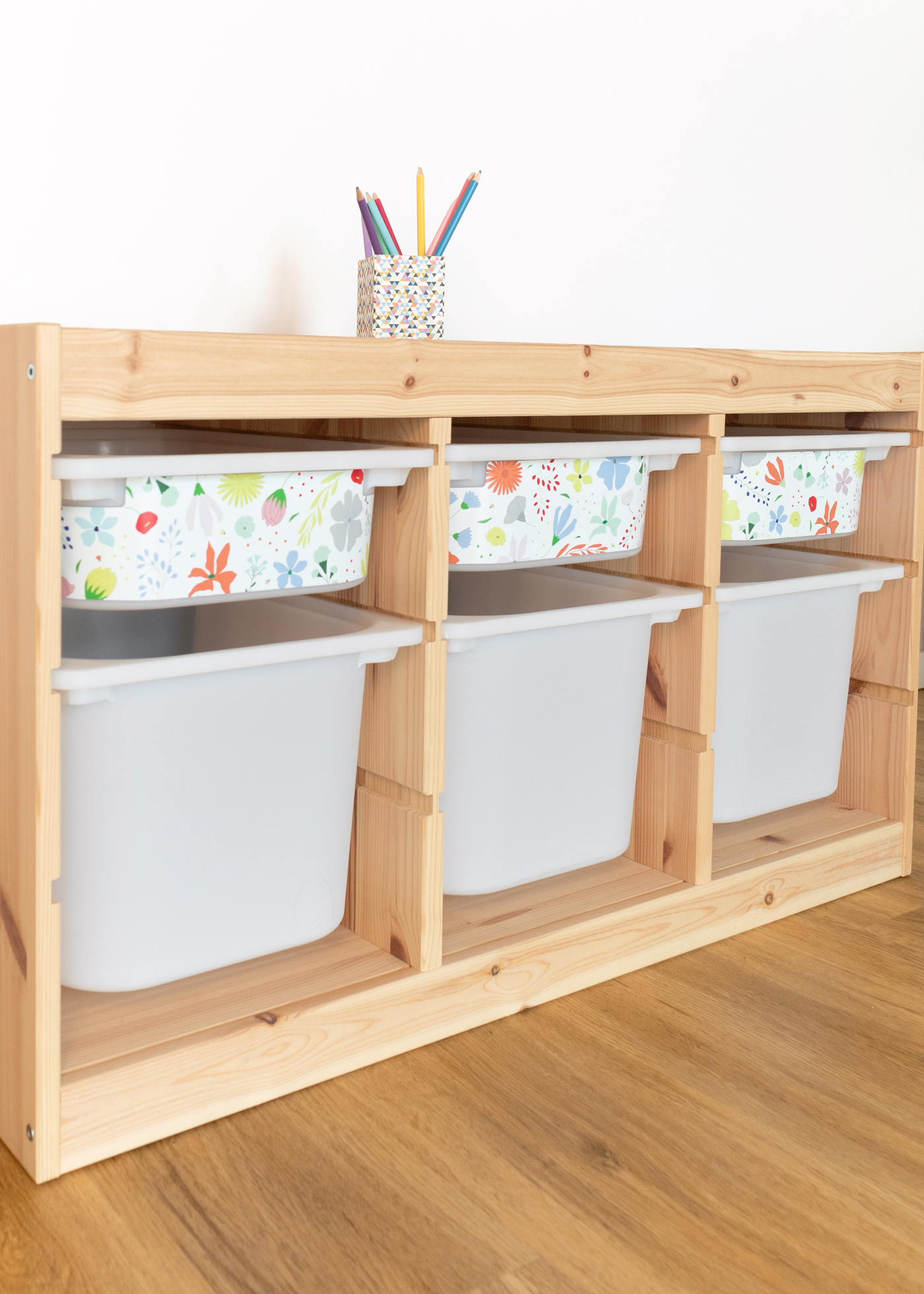 IKEA TROFAST Regal mit Blumenmuster Klebefolie Ein IKEA TROFAST Regal, das mit einer bunten Blumenmuster-Klebefolie verziert ist.