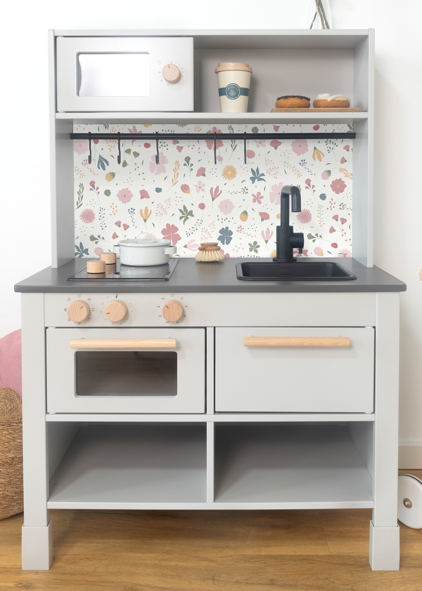 Florale Folie für Spielküchen Dekorfolie mit Blumenmustern für die Rückwand und Fronten der IKEA-Kinderküche.