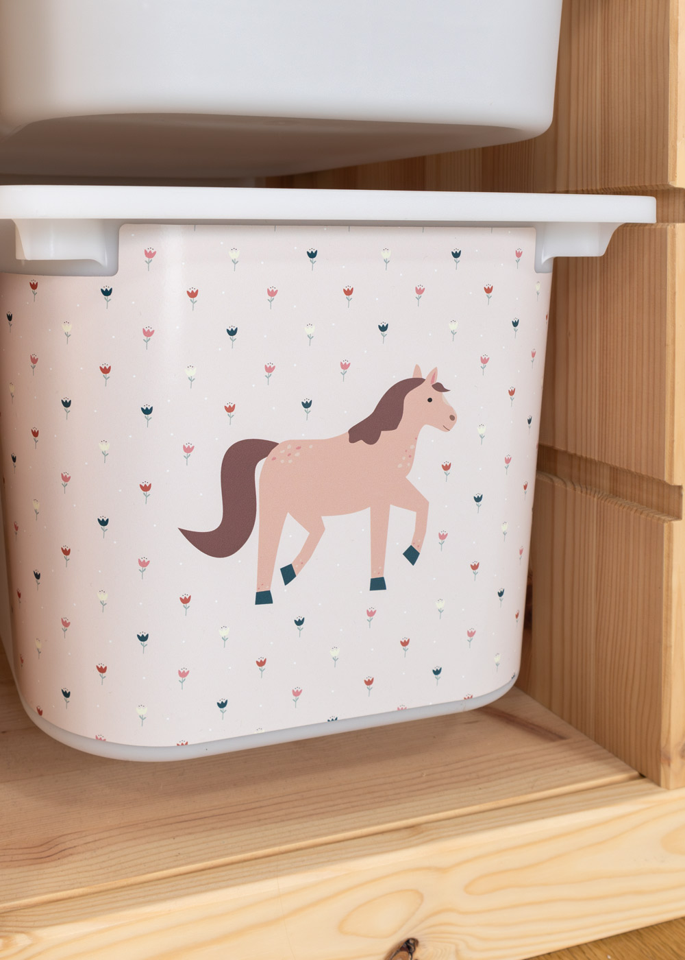 Klebefolie mit Pferdemotiv für Ikea Trofast Boxen Ikea Trofast Regal mit passender Klebeflie von Limmaland mit Pferden verschönern