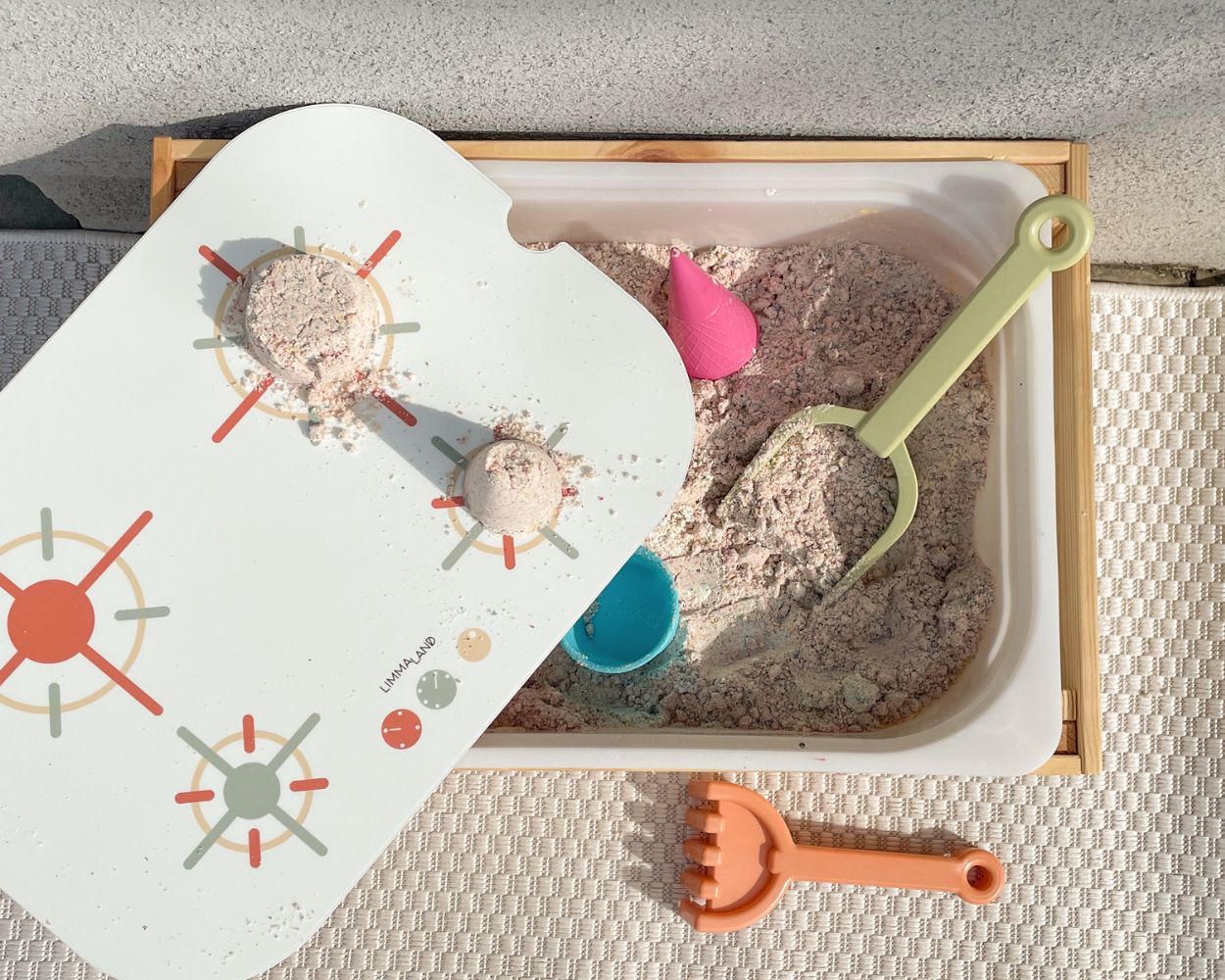 Spielen mit Zaubersand in der Matschküche Spielen mit Zaubersand in der Matschküche