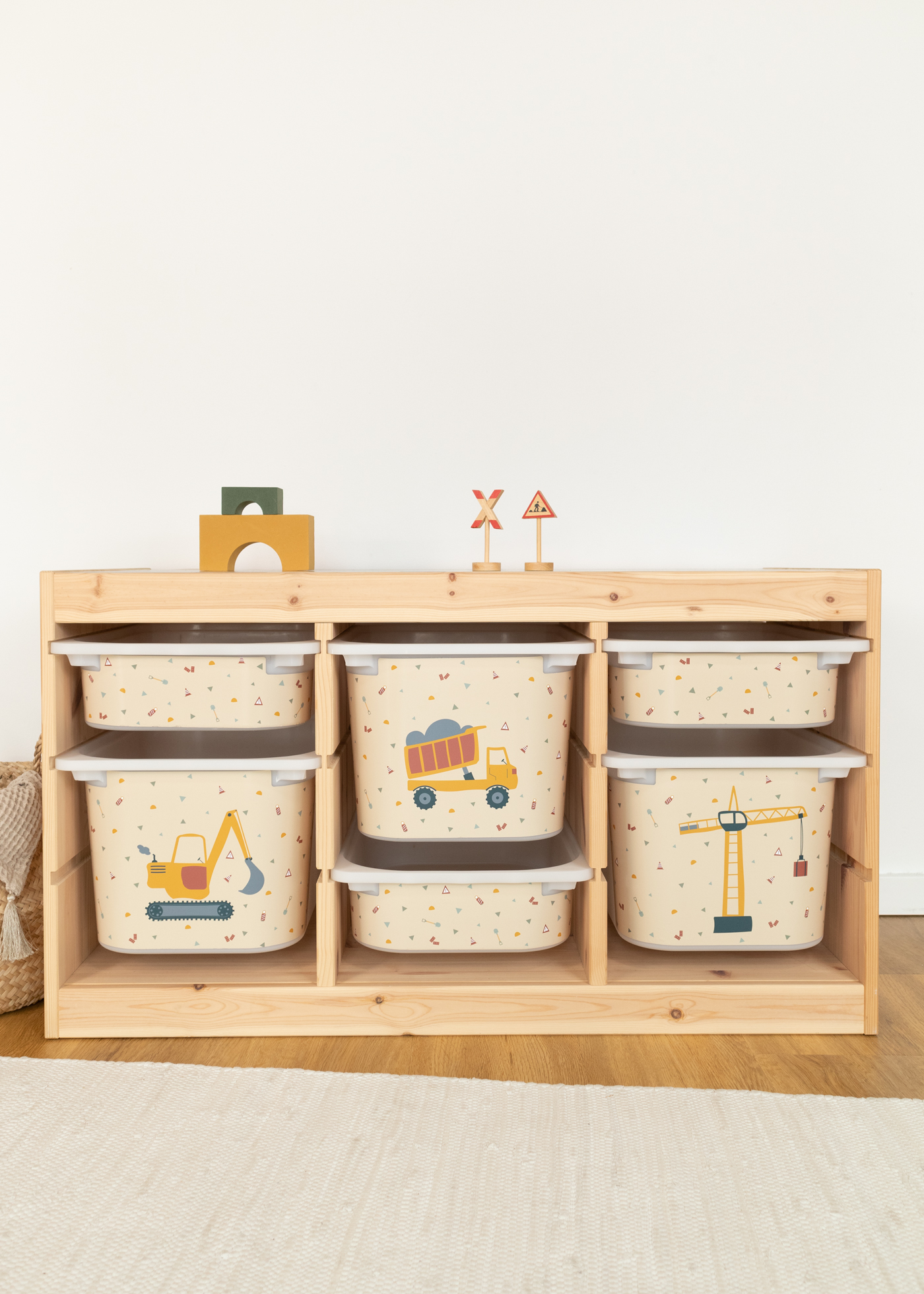 Kinder-Aufbewahrung mit Kran im IKEA TROFAST Regal.