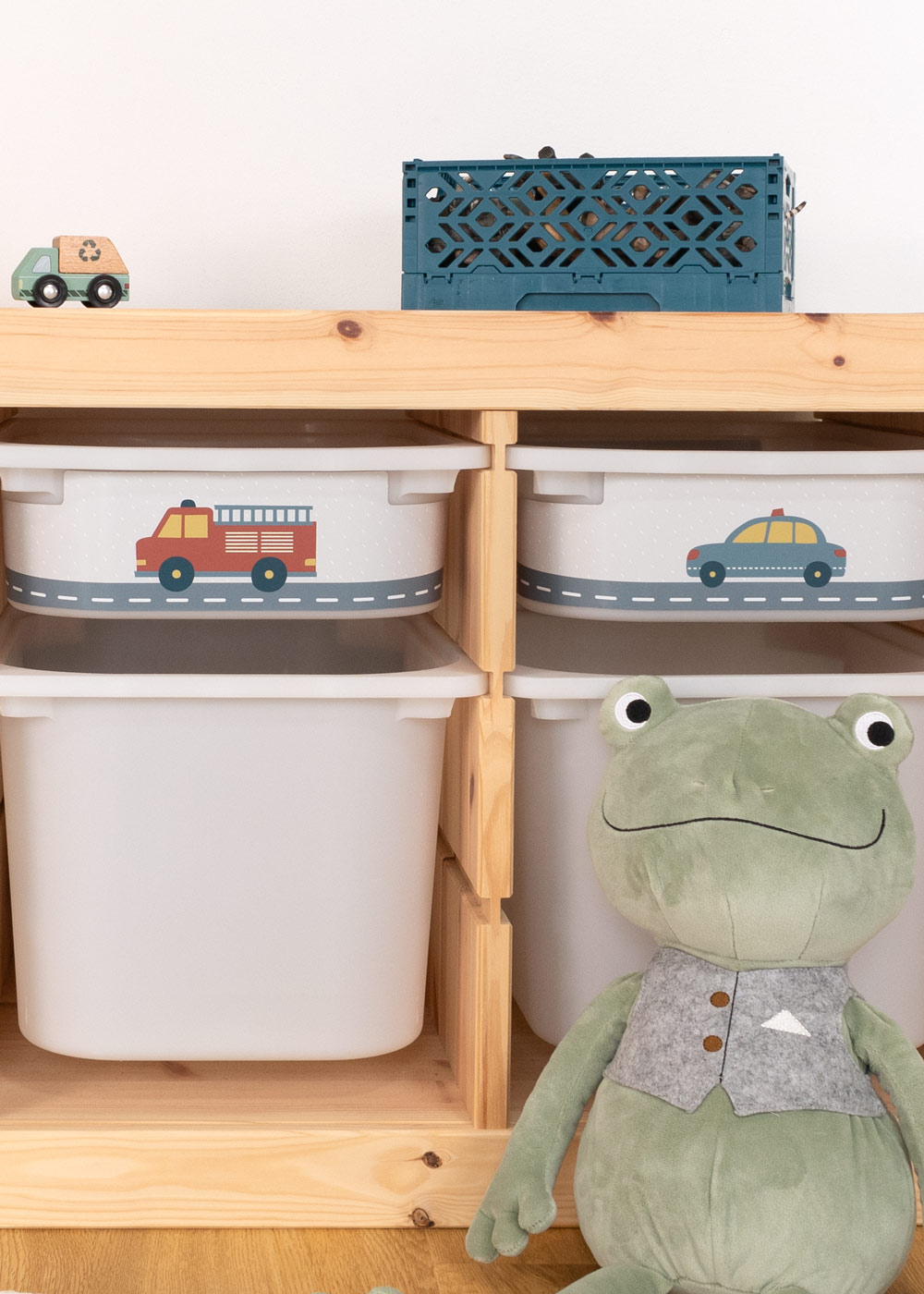 Trofast Ikea Aufbewahrungsboxen mit Limmaland Klebefolie mit Automotiven verschönern