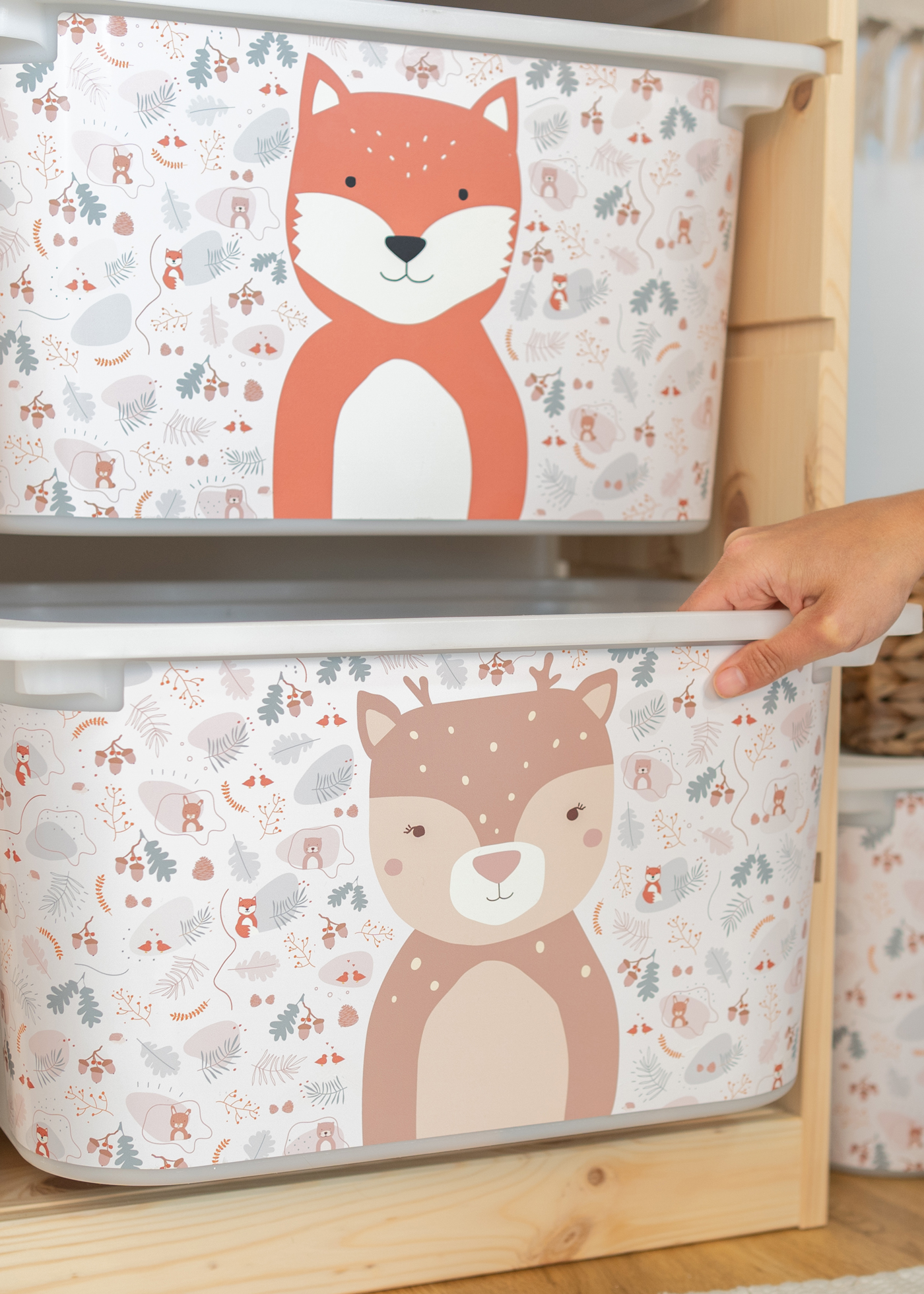 Praktische Aufbewahrungsbox im IKEA TROFAST Regal, dekoriert mit einem fröhlichen Fuchs.