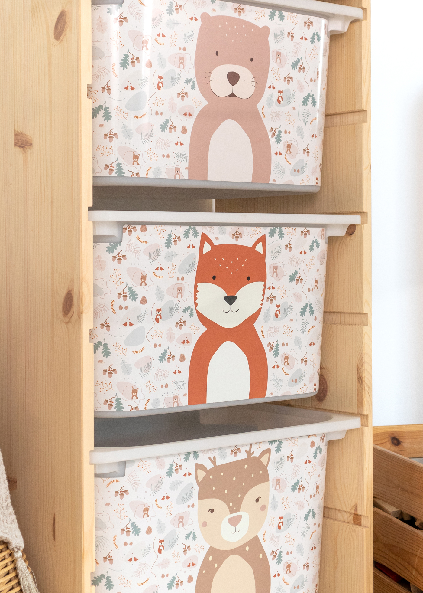Kinderfreundliche Box im IKEA TROFAST Regal, bedruckt mit einem Muster aus Fuchs, Reh und Otter.