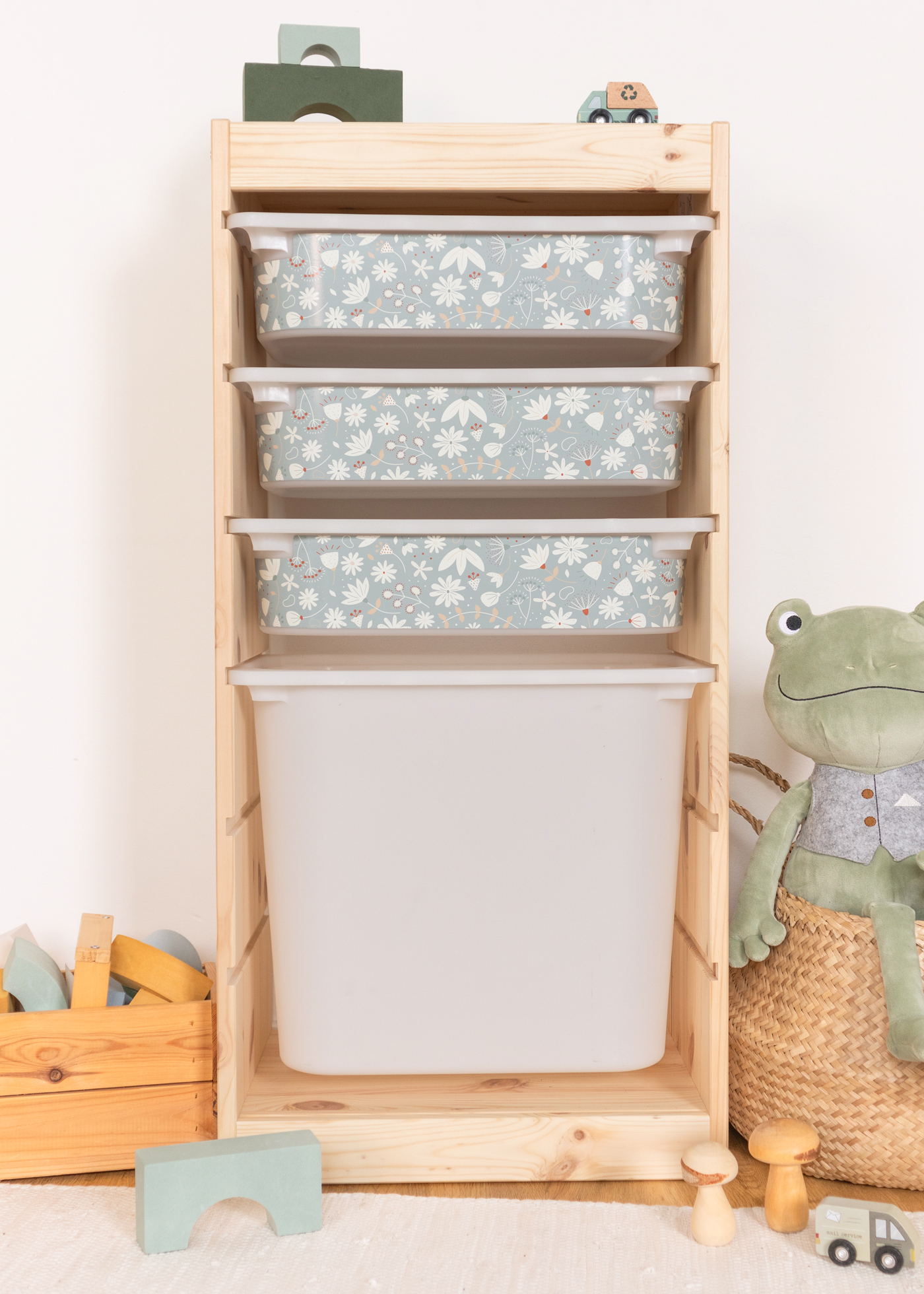 Dekorative Box mit grünem Blumenmuster im TROFAST Regalsystem Aufbewahrungsbox im IKEA TROFAST Regal, verziert mit einem frischen grünen Blumenmuster.