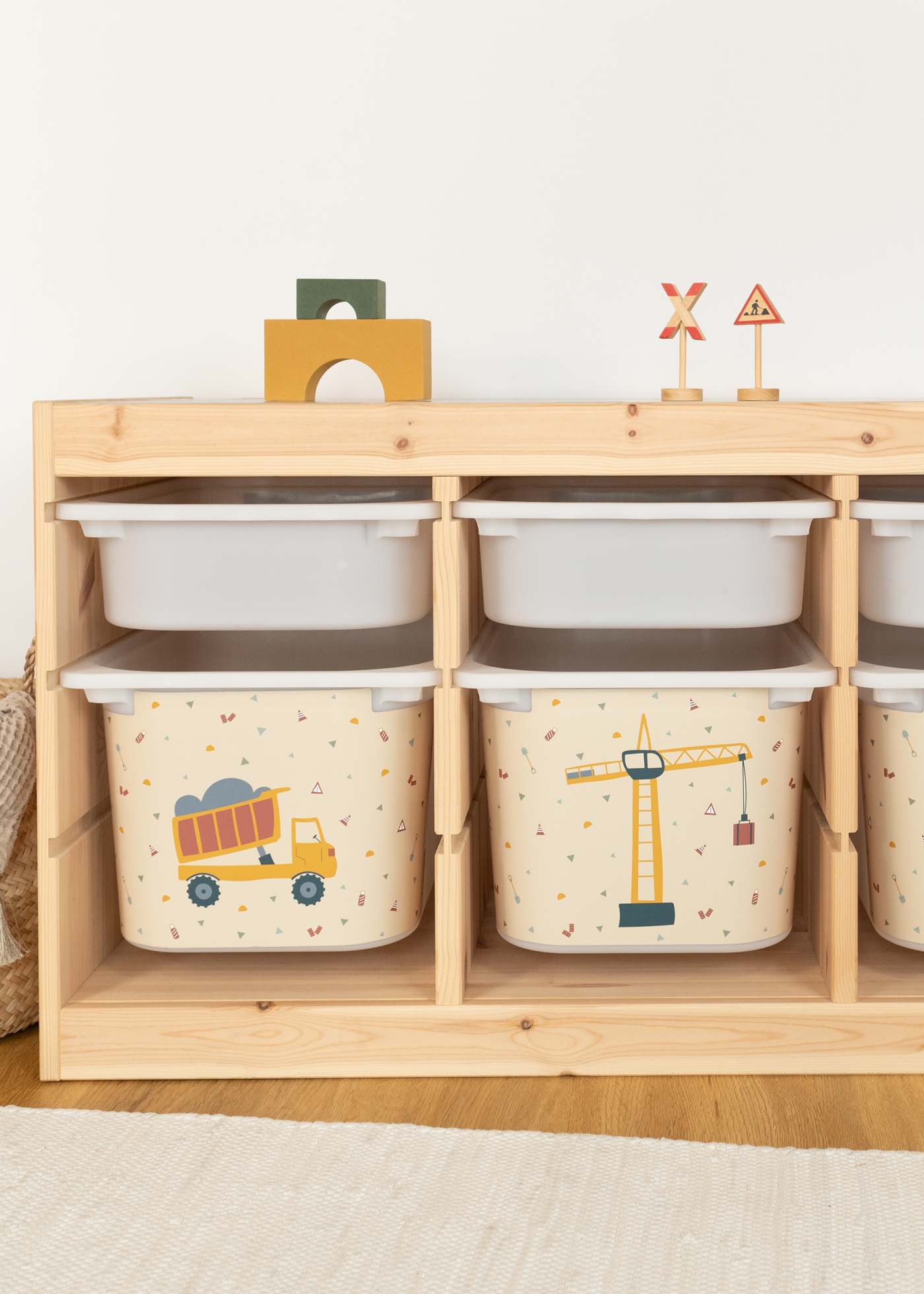 IKEA TROFAST Regal mit beige Aufbewahrungsbox und Baggermotiv.