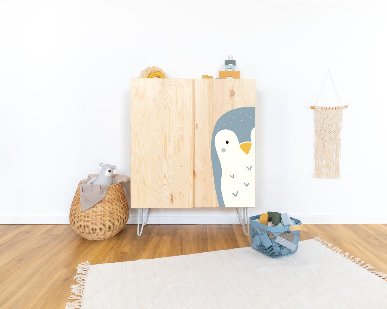 Babyzimmer Junge einrichten Kinderschrank Pinguin