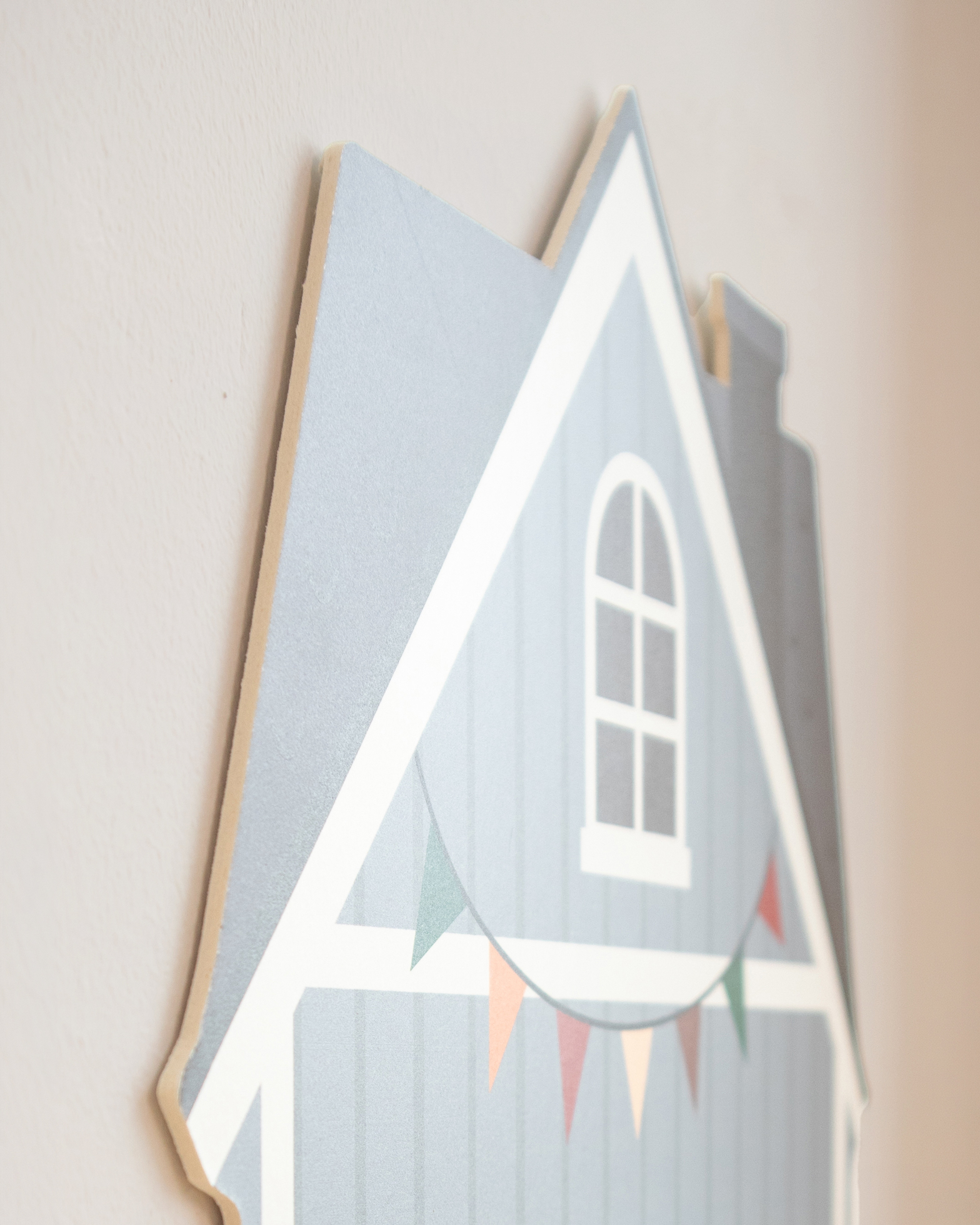 Holzschild, Wanddeko, Hausform, Fensterform, Bunte Wimpelkette