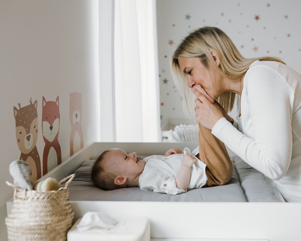 Baby auf IKEA Wickelkommode im Babyzimmer für Jungen Baby auf IKEA Wickelkommode im Babyzimmer für Jungen