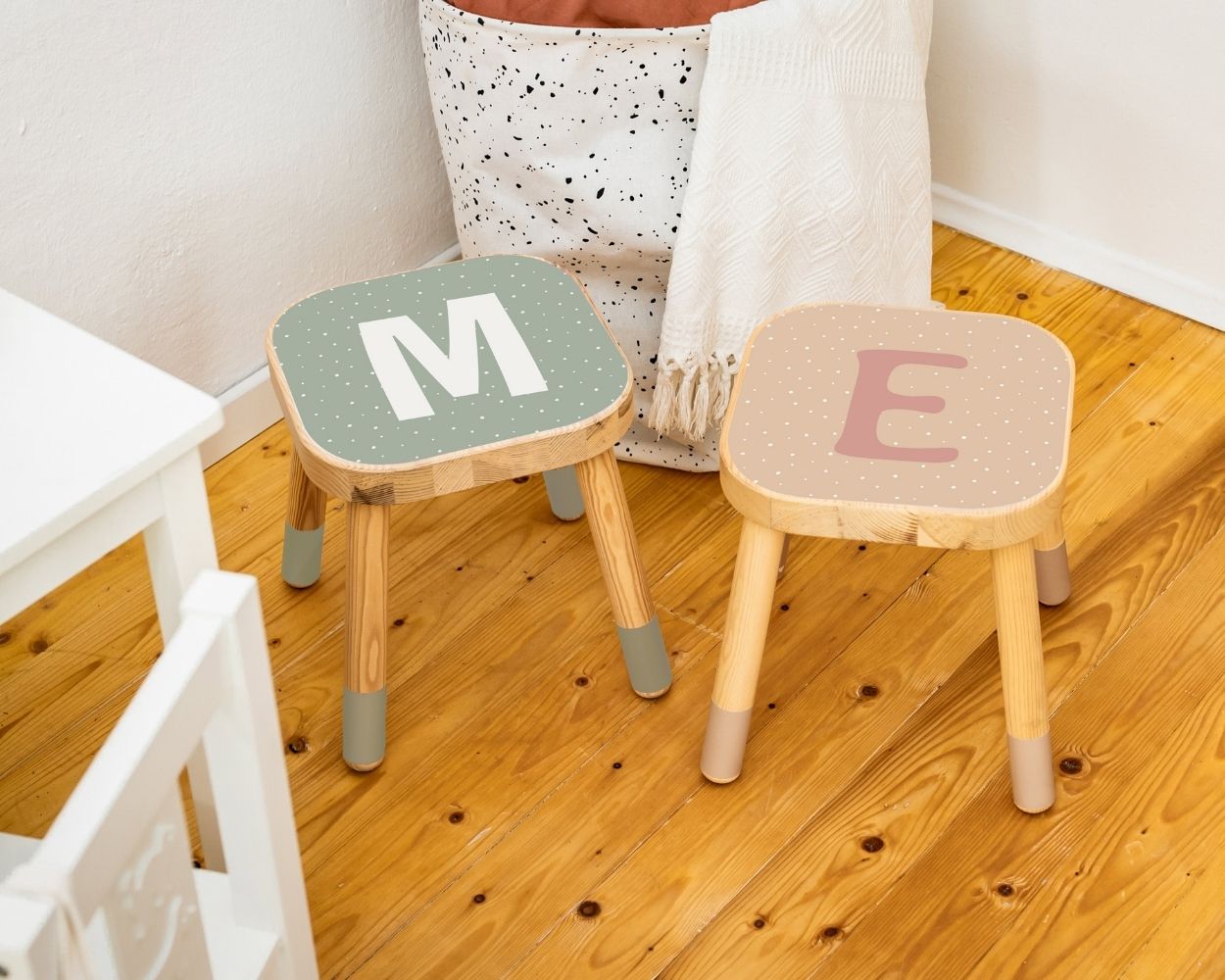 Laufen lernen mit dem IKEA FLISAT Hocker Laufen lernen mit dem IKEA FLISAT Hocker