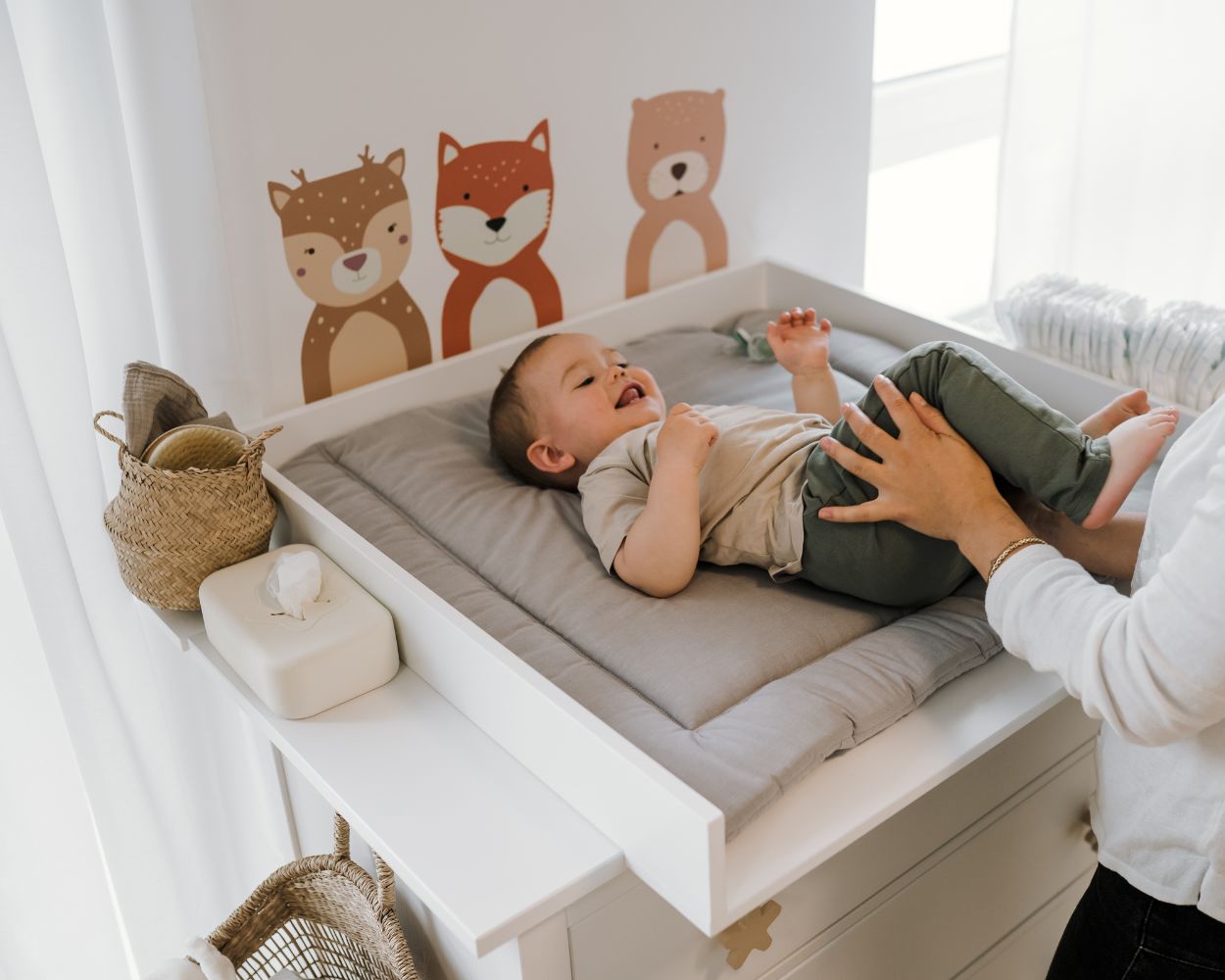 Wickeltisch mit Wanddeko im Babyzimmer für Jungen Wickeltisch mit Wanddeko im Babyzimmer für Jungen