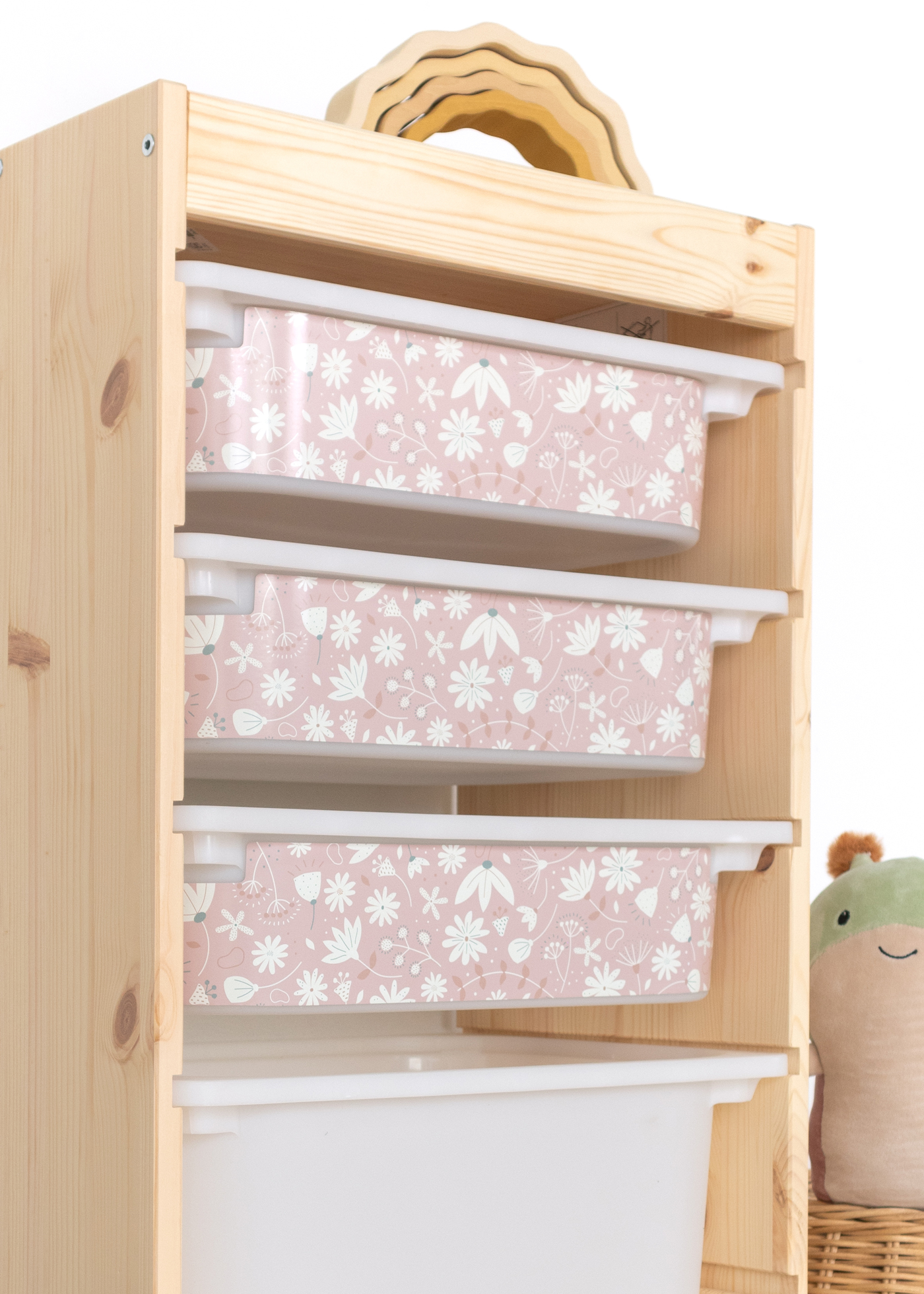 Praktische Aufbewahrungsbox im IKEA TROFAST Regal, dekoriert mit einem romantischen rosa Blumenmotiv.