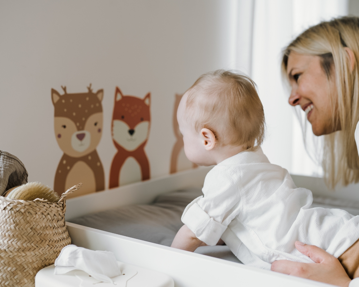 Niedliche Wandtattoos über dem Wickeltisch im Babyzimmer Niedliche Wandtattoos über dem Wickeltisch im Babyzimmer