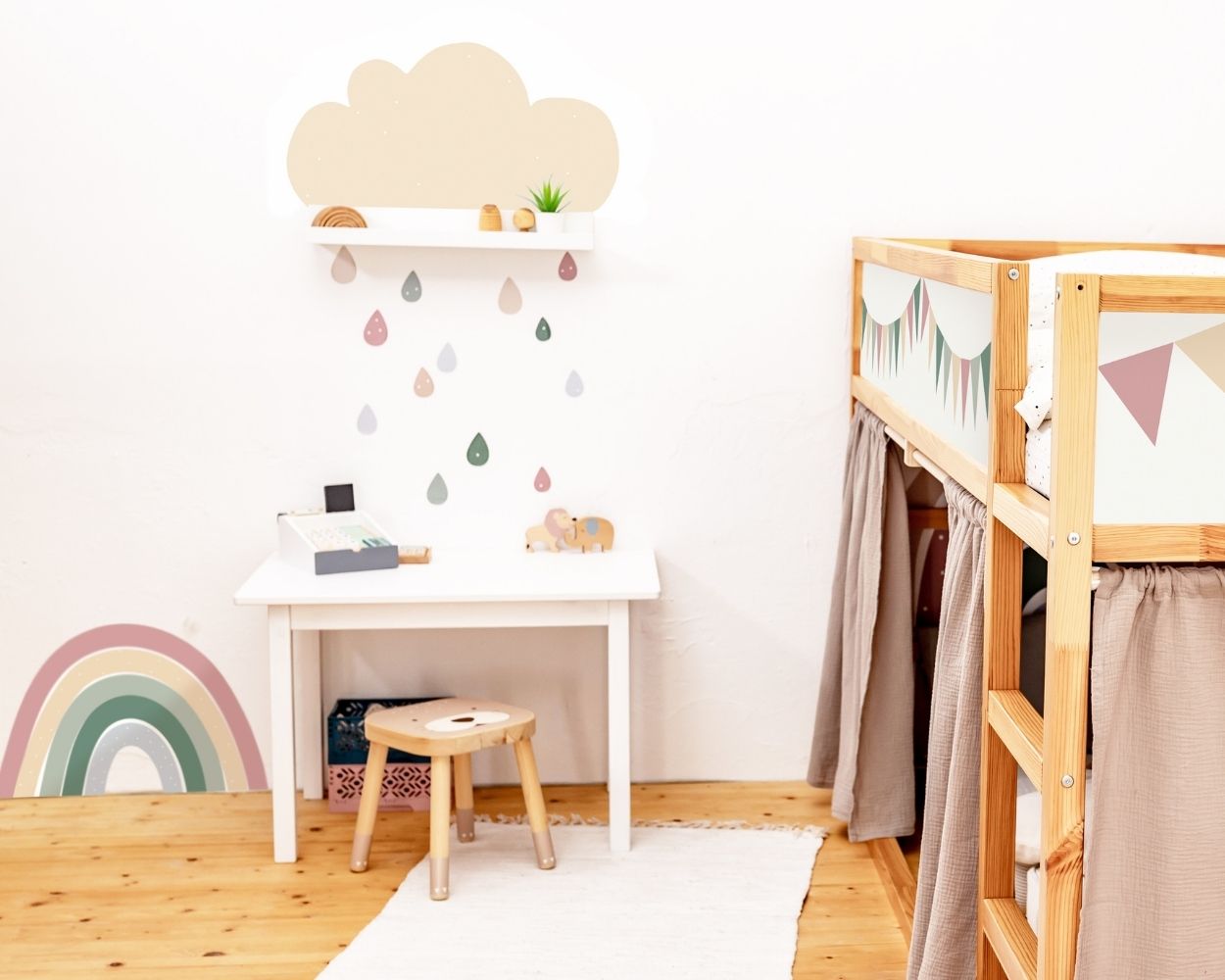 Wolken-Klebefolie für Kinderzimmer-Wandregal