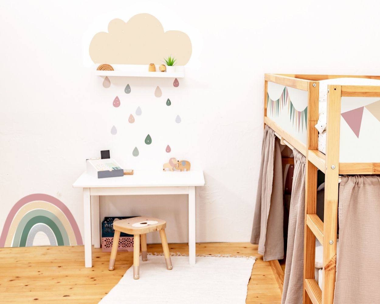 Wolken-Klebefolie für Kinderzimmer-Wandregal Wolken-Klebefolie für Kinderzimmer-Wandregal