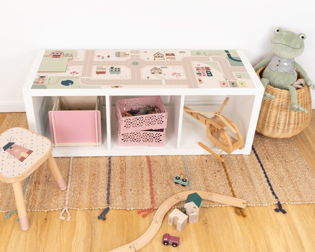 Spieltisch mit IKEA Kallax Regal Spieltisch mit IKEA Kallax Regal
