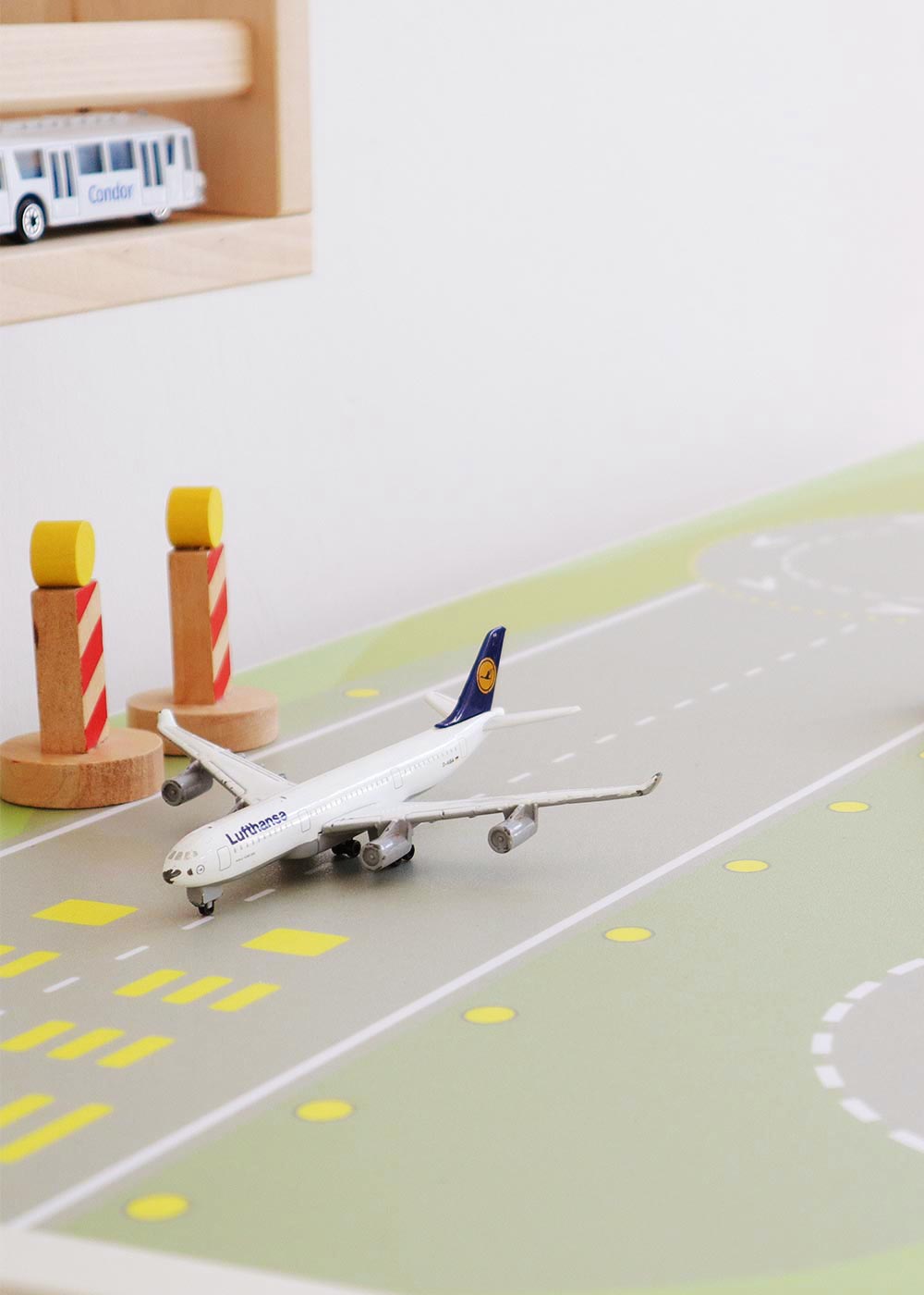 Ikea Kallax Regal Landebahn 3fach Teilansicht