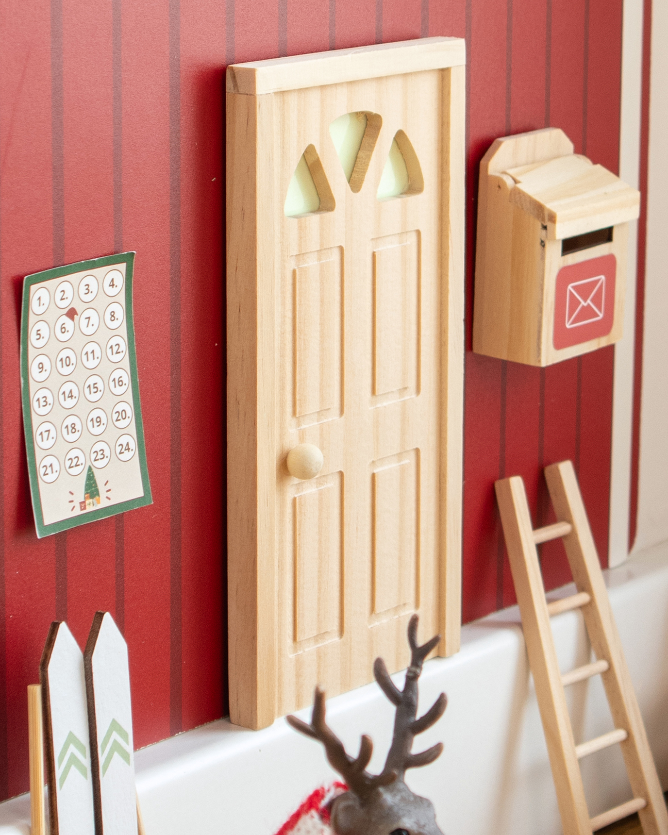 Holztür, Miniatur, rote Wand, Briefkasten, Leiter