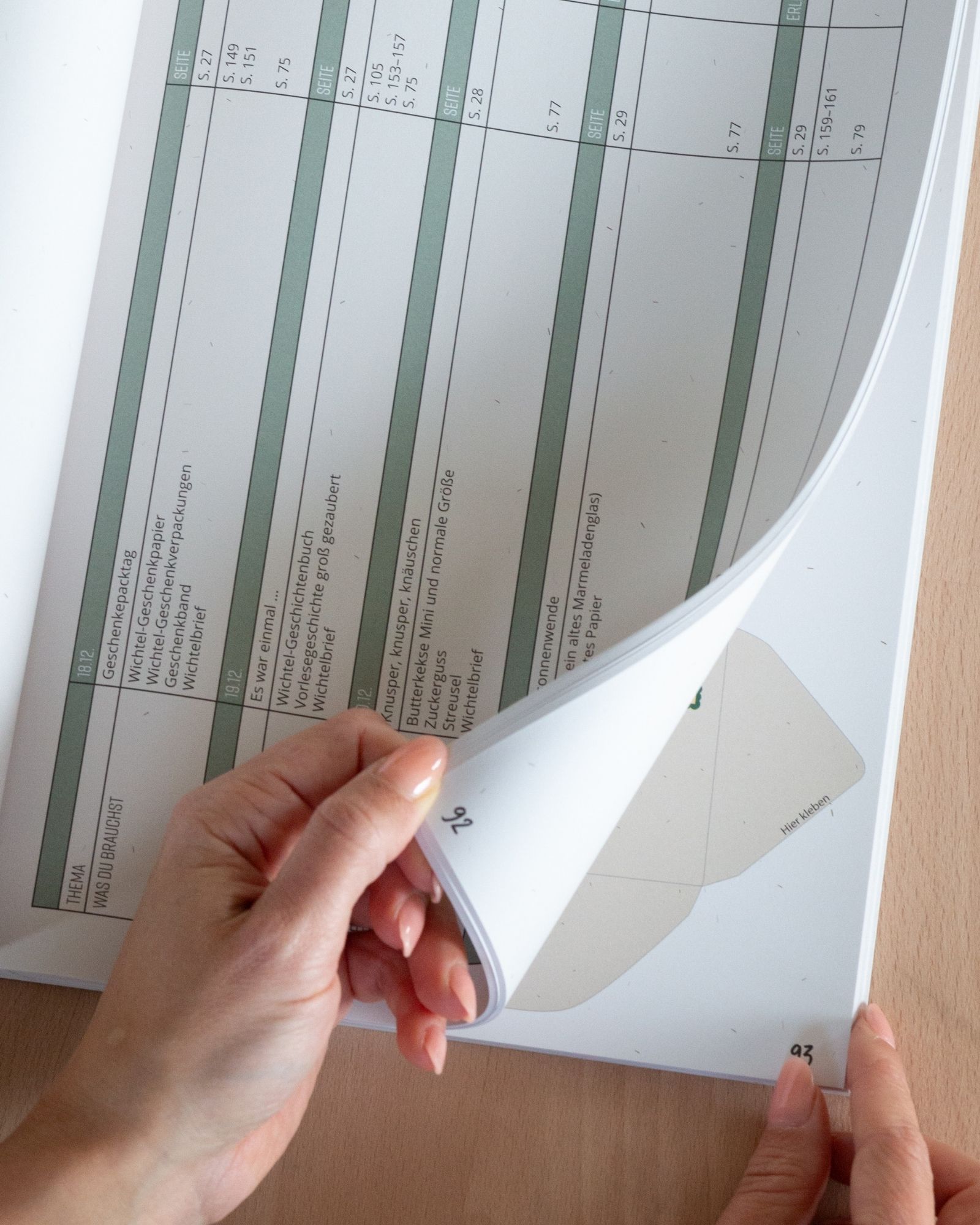 magazin, seiten, offenes buch, hand, tisch