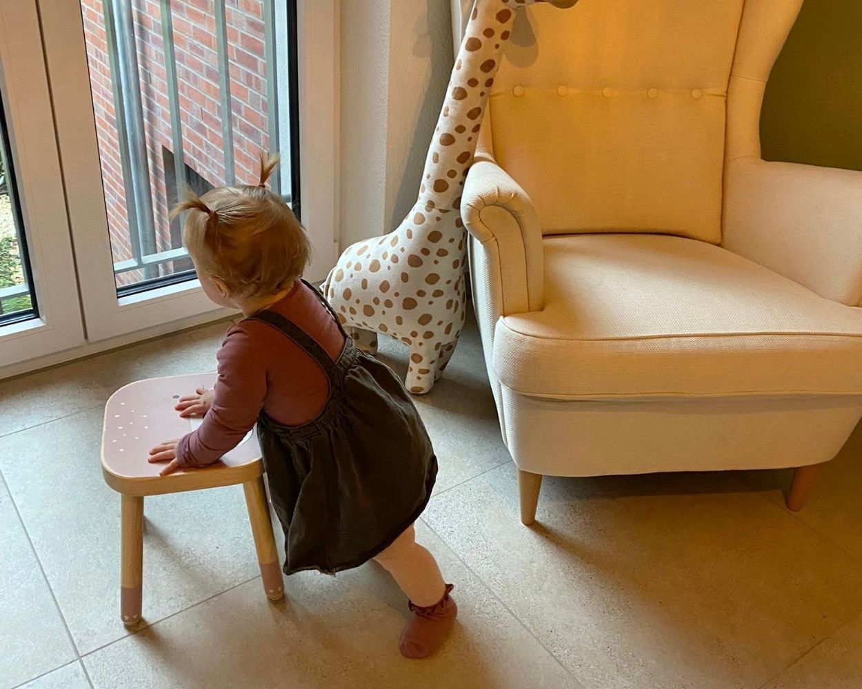 Laufen lernen mit dem IKEA FLISAT Kinderhocker Laufen lernen mit dem IKEA FLISAT Kinderhocker