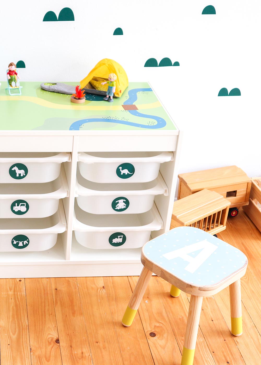 Ikea Trofast Regal Spielwiese Teilansicht mit Hocker
