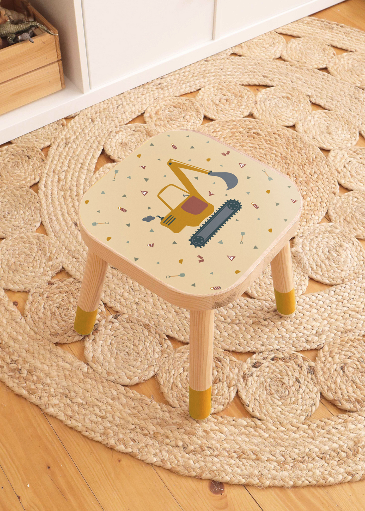 Bagger Klebefolie für IKEA FLISAT Stuhl Ein IKEA FLISAT Kinderhocker mit Zubehör und Klebefolien von Limmaland mit Bagger Motiv vor einem Trofast Regal