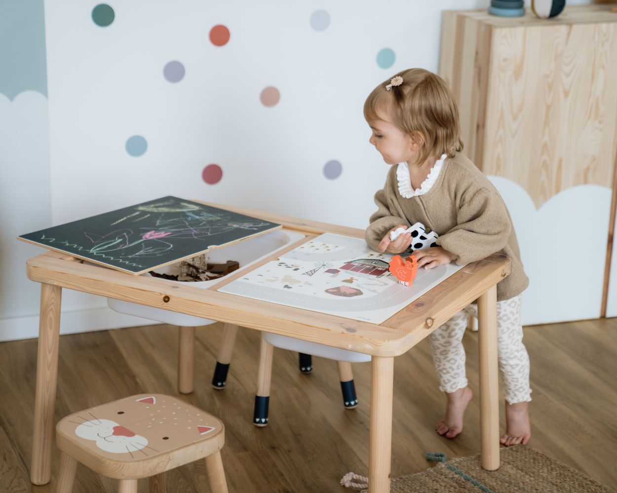 Kind lehnt am IKEA FLISAT Multifunktionstisch Kind lehnt am IKEA FLISAT Multifunktionstisch