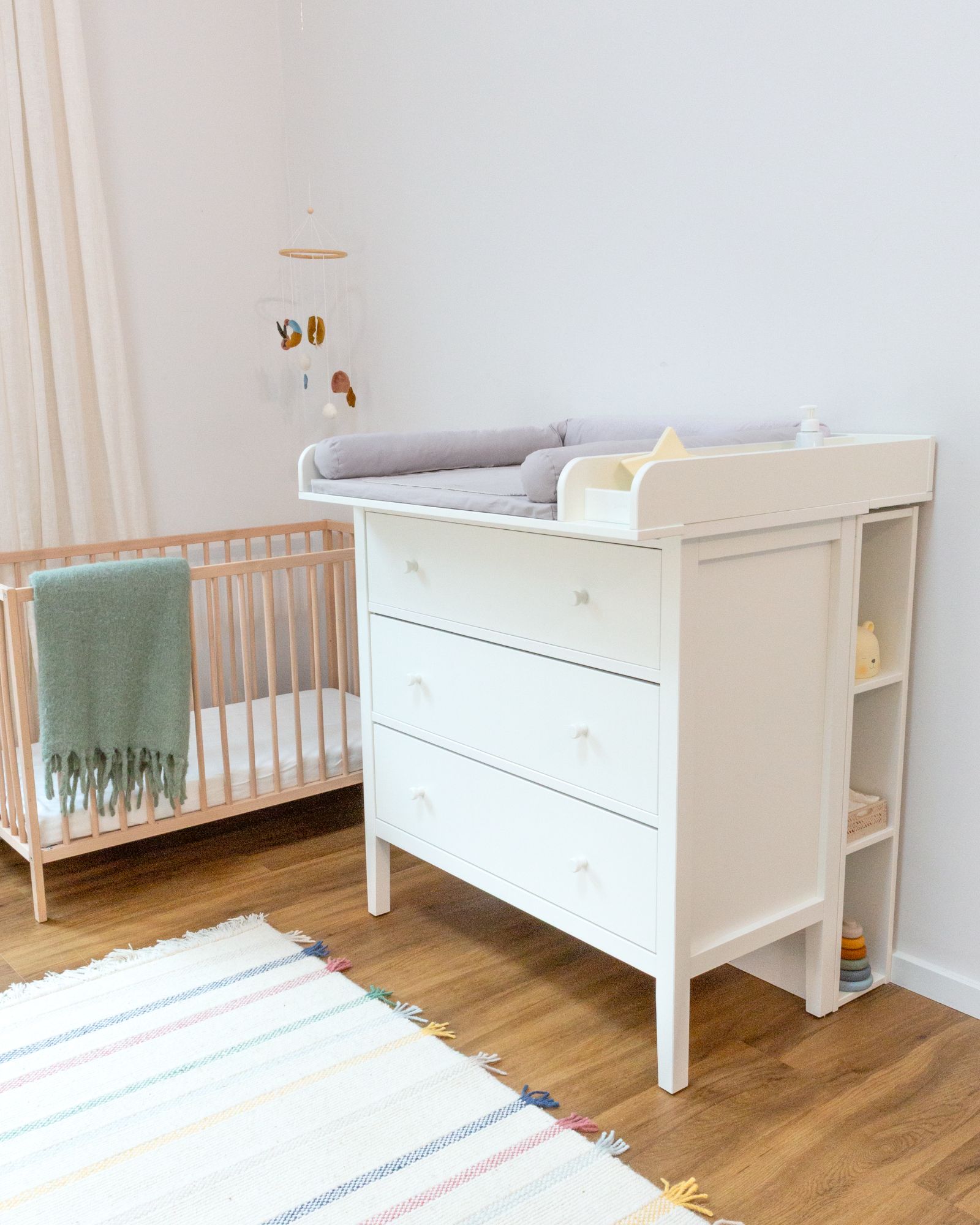 Baby changing table, Dresser, Weißes Möbelstück, Kinderzimmer Wickelkommode, Holzboden