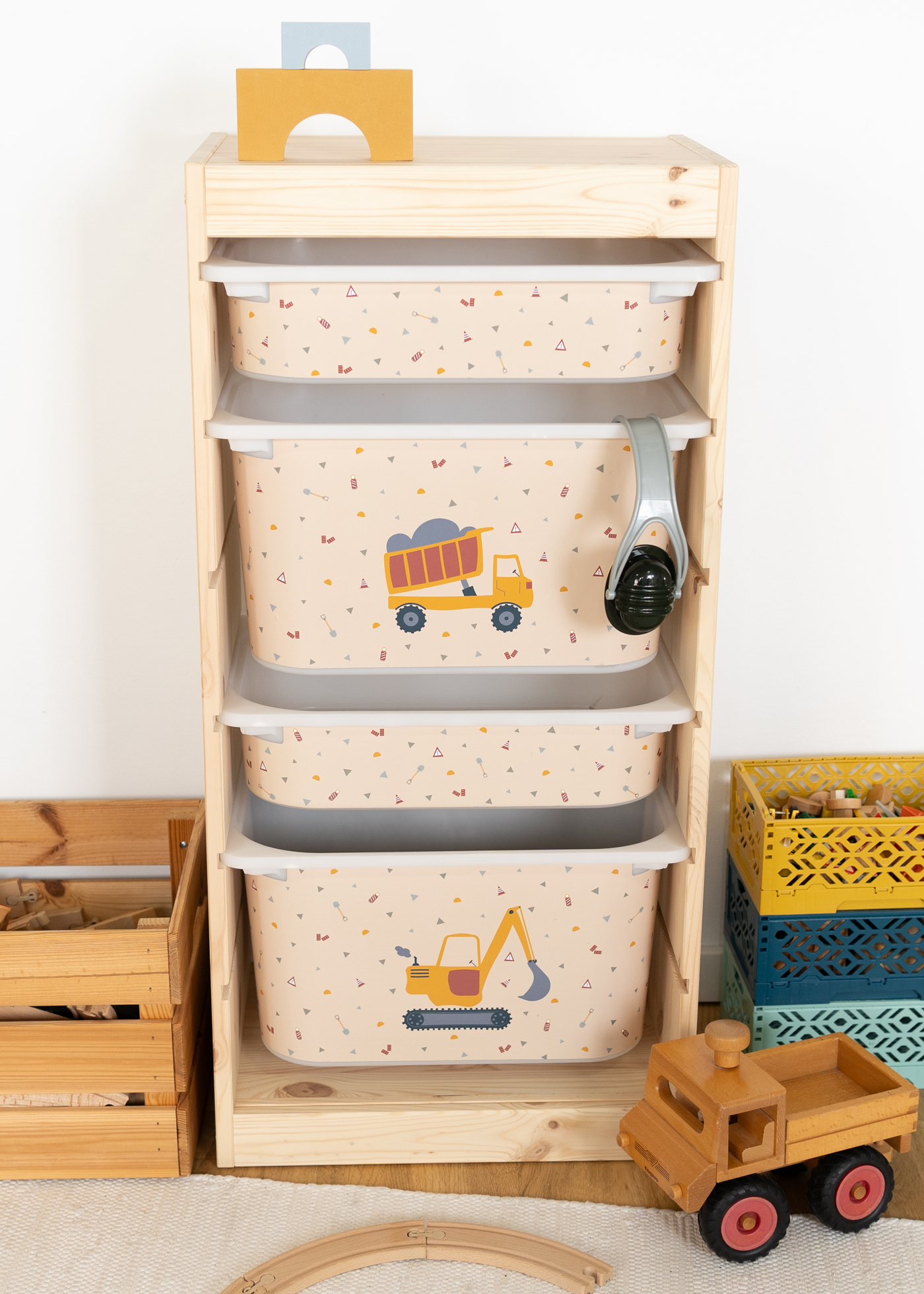 IKEA TROFAST Regal mit beige Box, die ein Kipplader-Motiv zeigt.