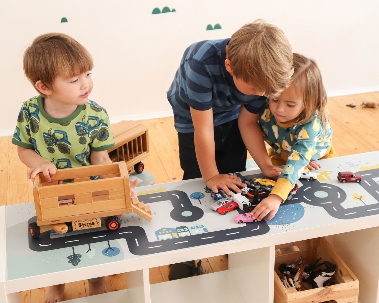 Spieltisch Klebefolie Smastraat mit Kindern Spieltisch Klebefolie Smastraat mit Kindern