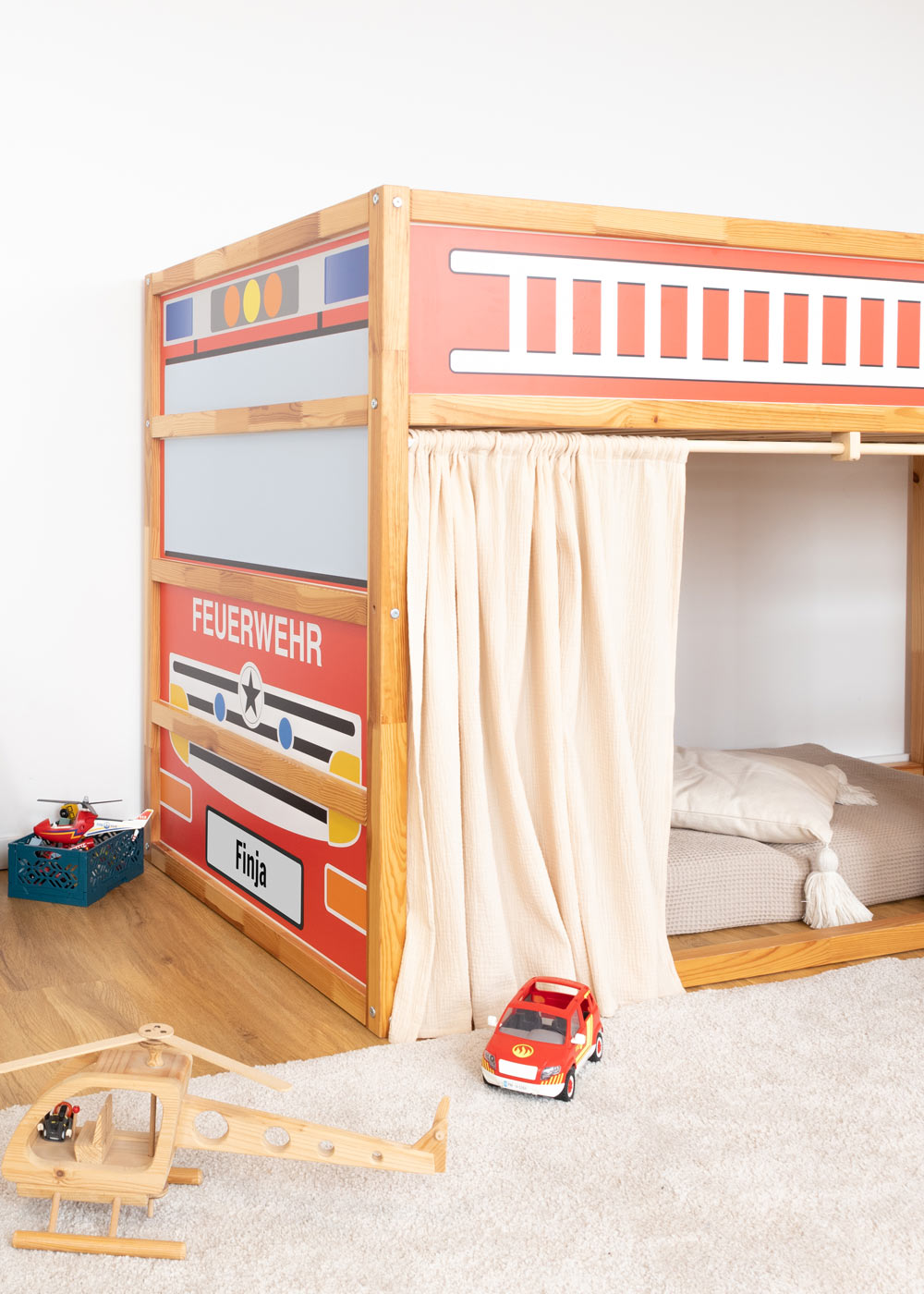 klebefolie ikea kura hochbett feuerwehrauto rot 5