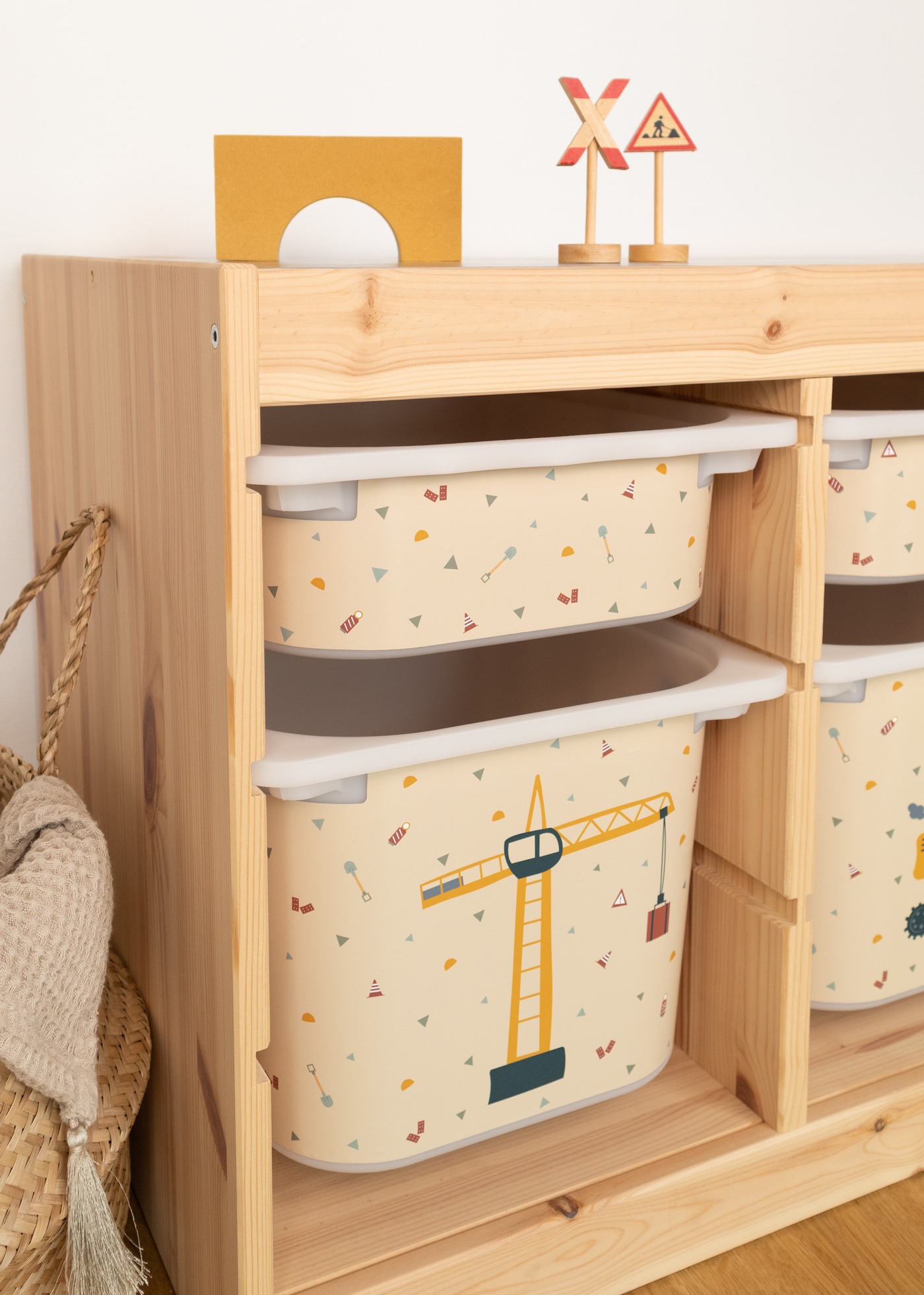 Beige Aufbewahrungsbox mit Kran-Design im IKEA TROFAST Regal.
