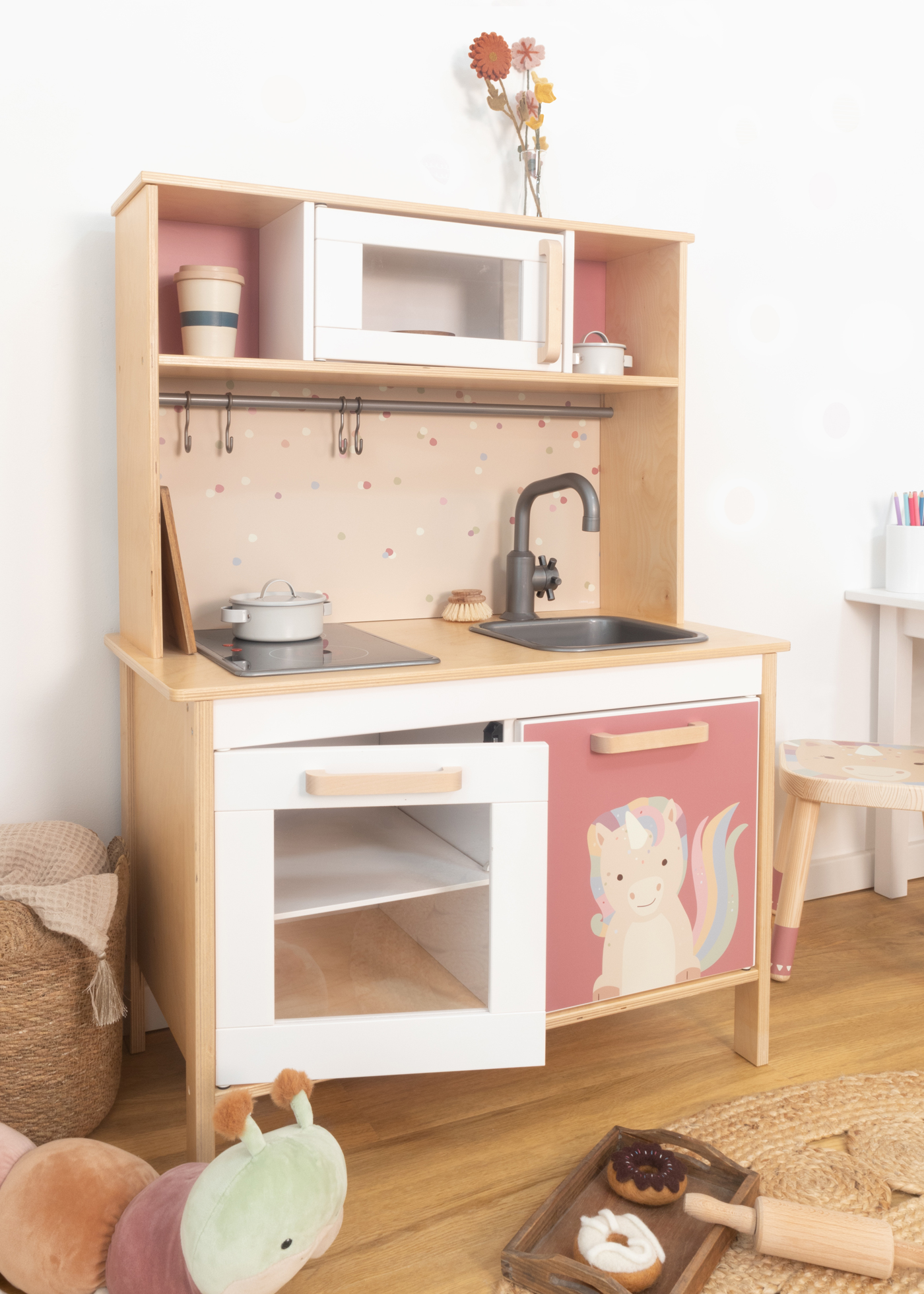Dekorfolie mit ansprechendem Design, ideal für die IKEA Duktig Küche. Schöne Klebefolie zur Verschönerung von Kinderküchen mit niedlicher Einhornfolie