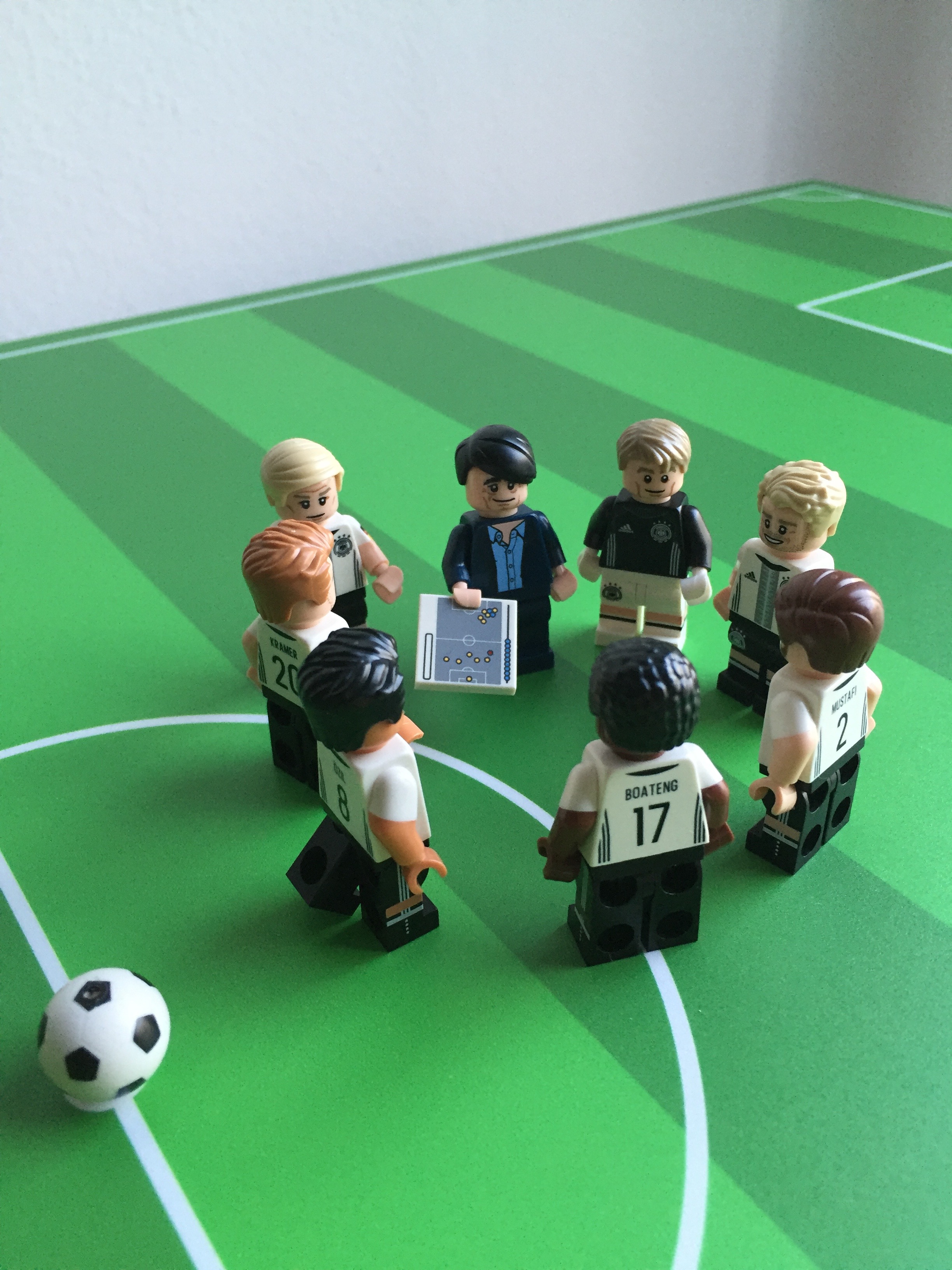 Ikea Dundra Spieltisch Fussballfeld gün Teilansicht Lego Männchenkreis