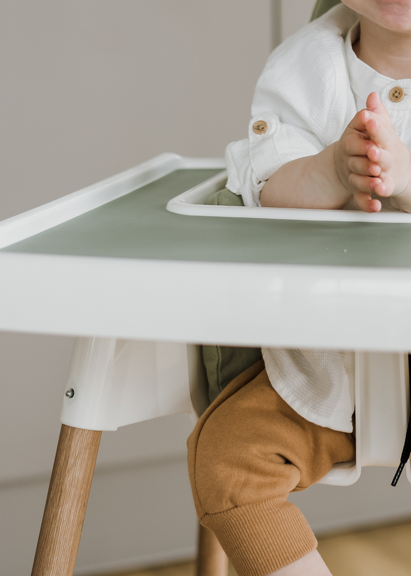 IKEA Hochstuhl mit Silikonmatte und Kind IKEA Hochstuhl mit Silikonmatte und Kind