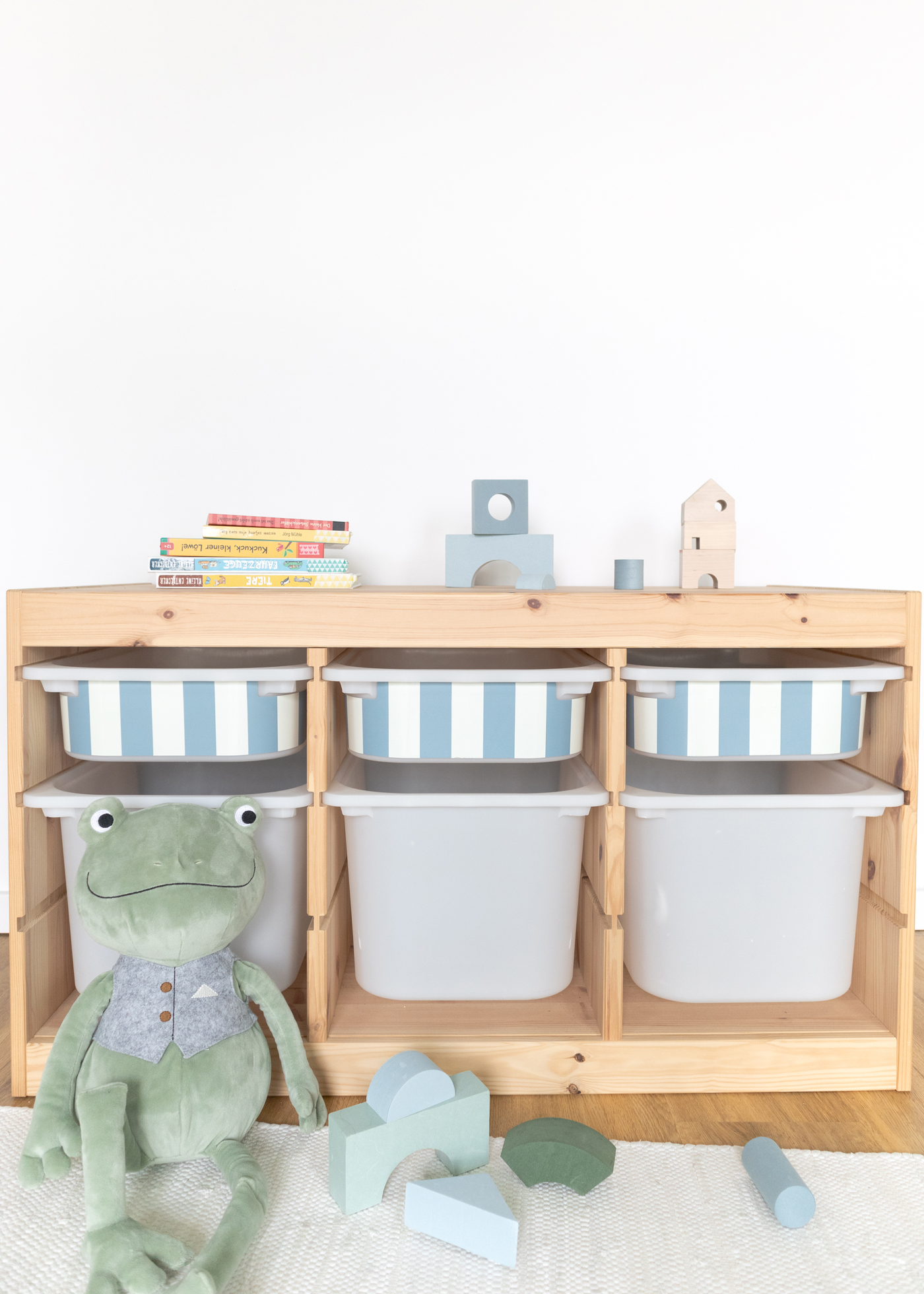 IKEA TROFAST Regal mit dezentem Streifenmuster, bunt IKEA TROFAST Regal mit buntem, dezentem Streifenmuster, für ein frisches Aussehen