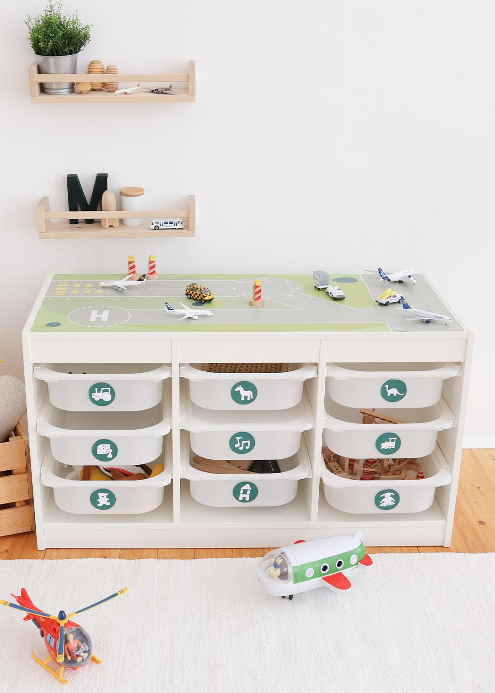 Ikea Trofast Regal Landebahn mit Ordnungsstickern