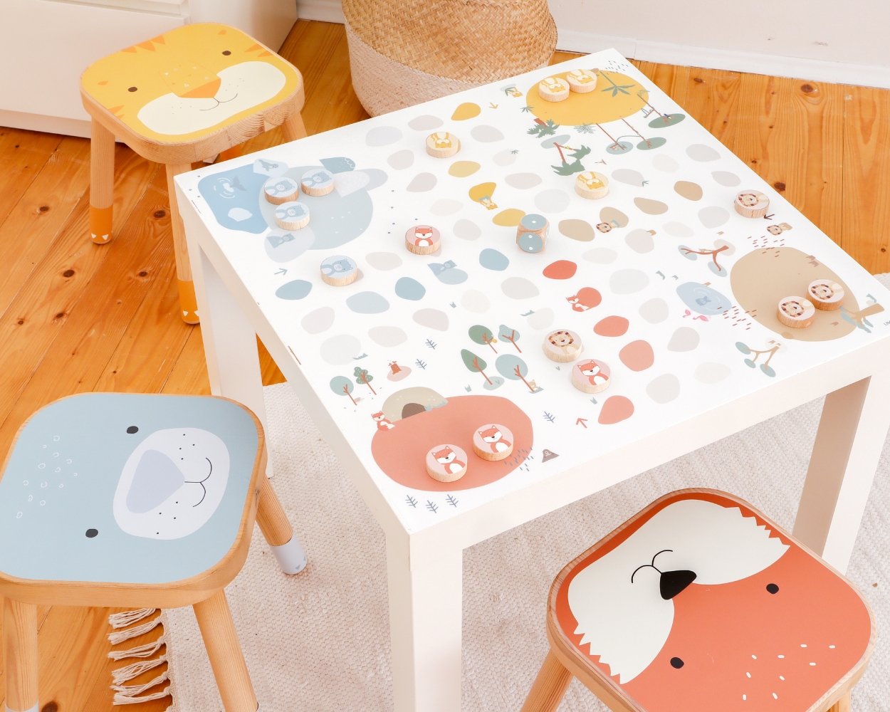 Spieltisch mit Gesellschaftsspiel Spieltisch mit Gesellschaftsspiel